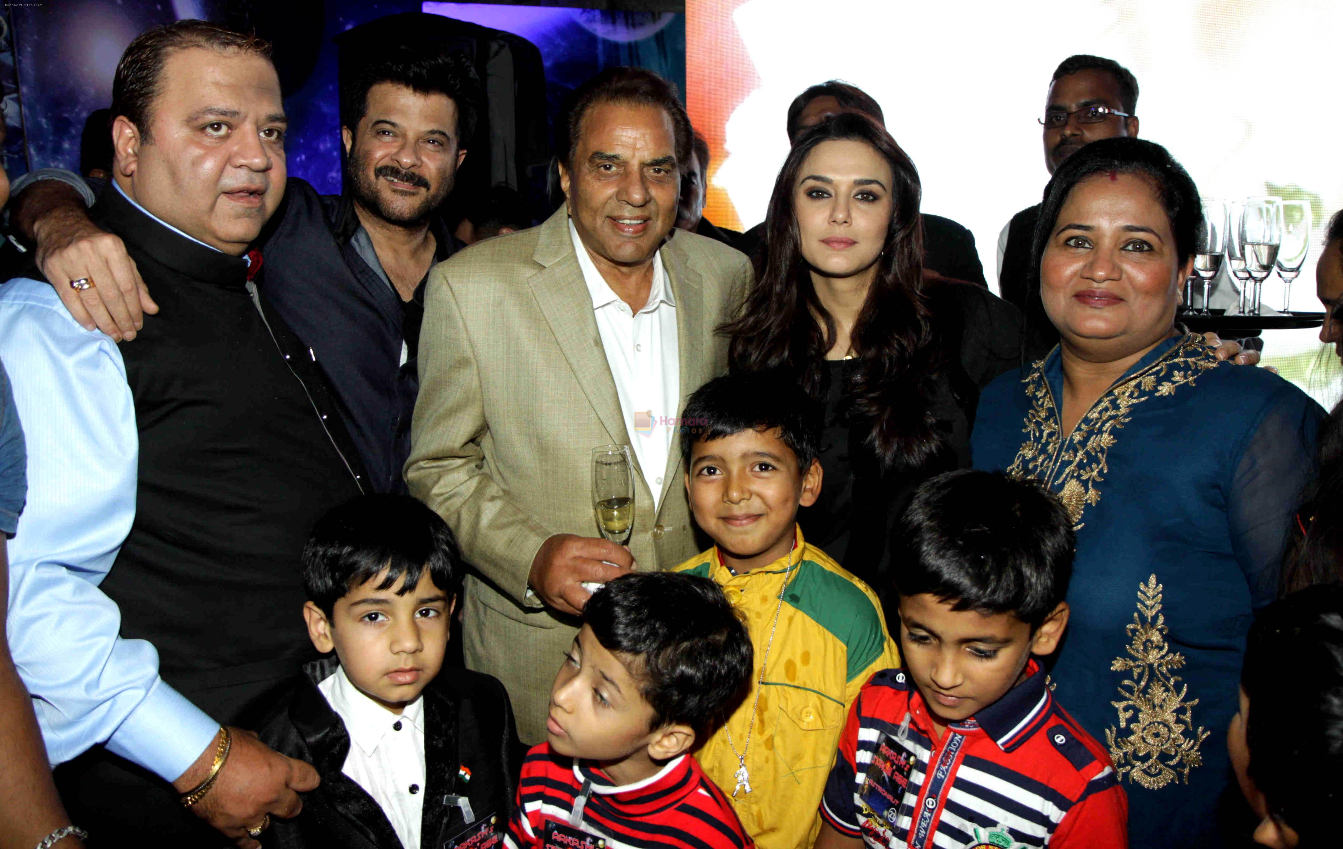 Preity Zinta, Dharmendra, anil Kapoor at Producer Kishor & Pooja Dingra's son Aakash Dingra's 7th Birthday Party in Mumbai on 11th may 2015