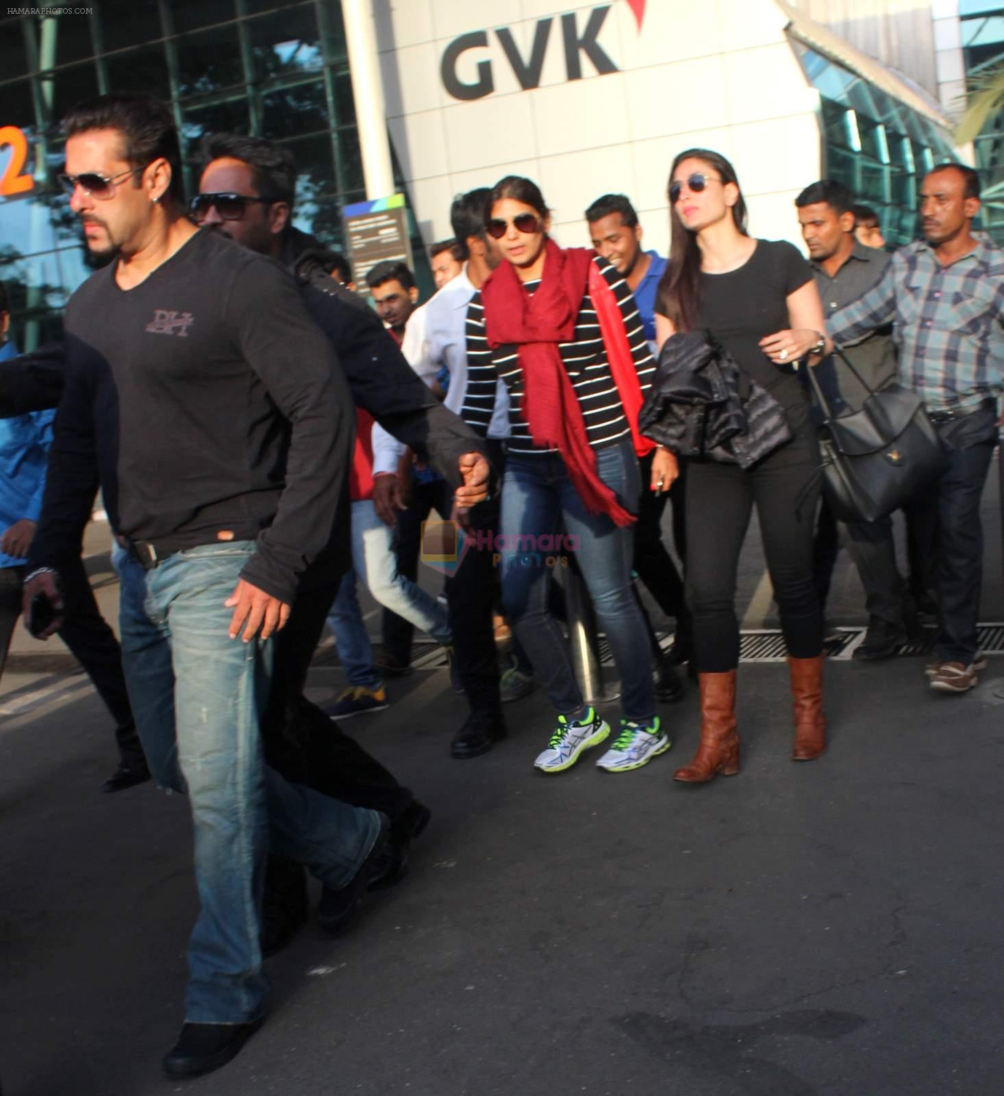 Kareena Kapoor snapped at airport in Mumbai on 19th May 2015