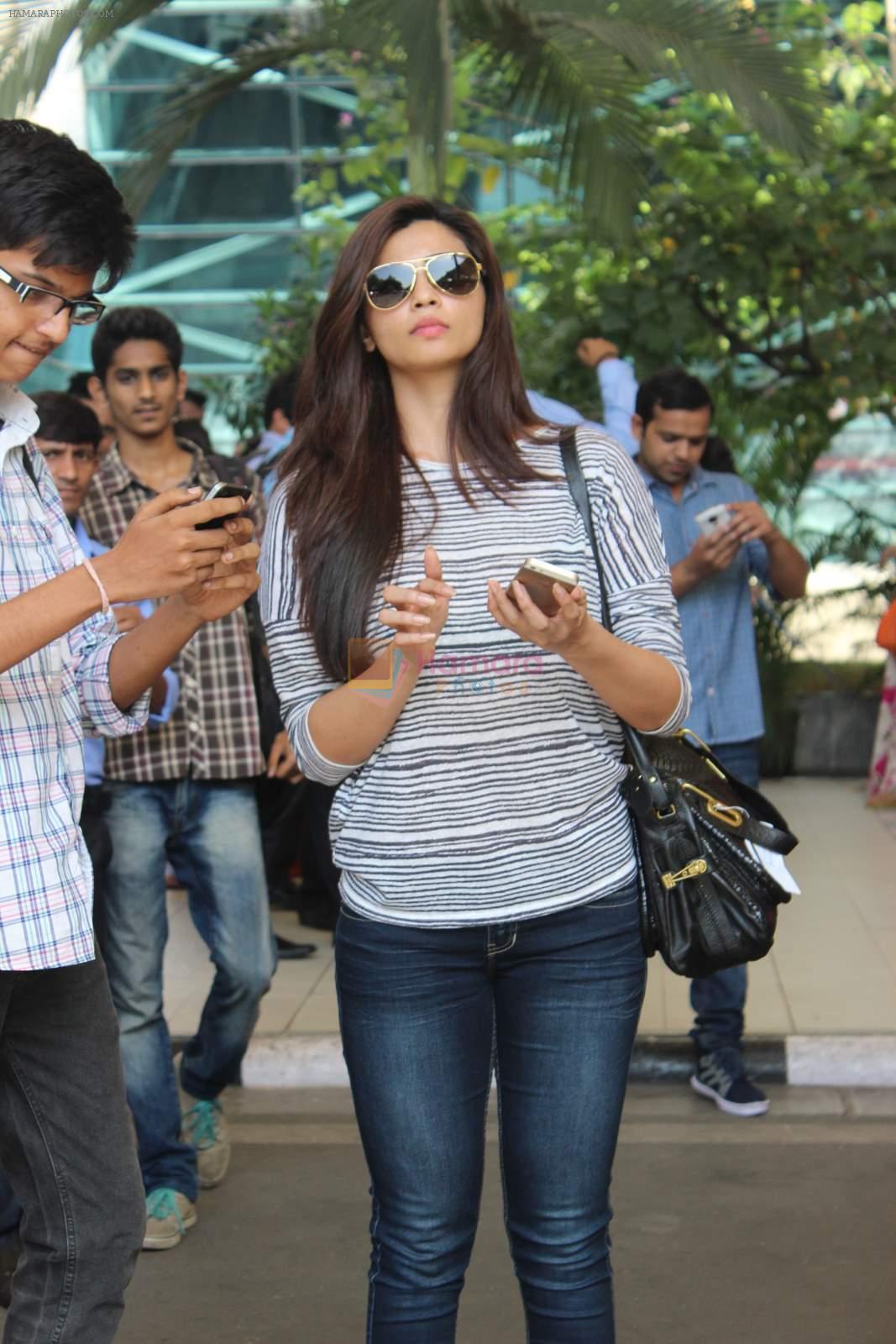 Daisy Shah snapped in Mumbai on 23rd May 2015