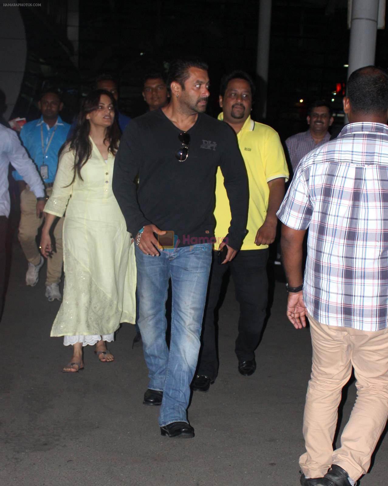 Salman Khan returns from Arpita's reception on 26th May 2015