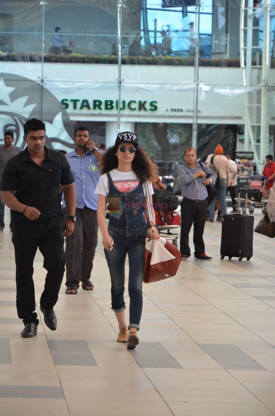 Kangana Ranaut snapped in Mumbai Airport on 1st June 2015
