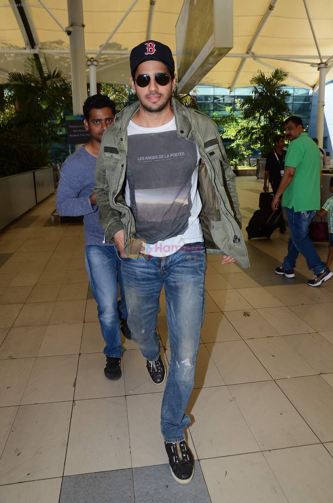 Sidharth Malhotra snapped in Mumbai Airport on 10th June 2015