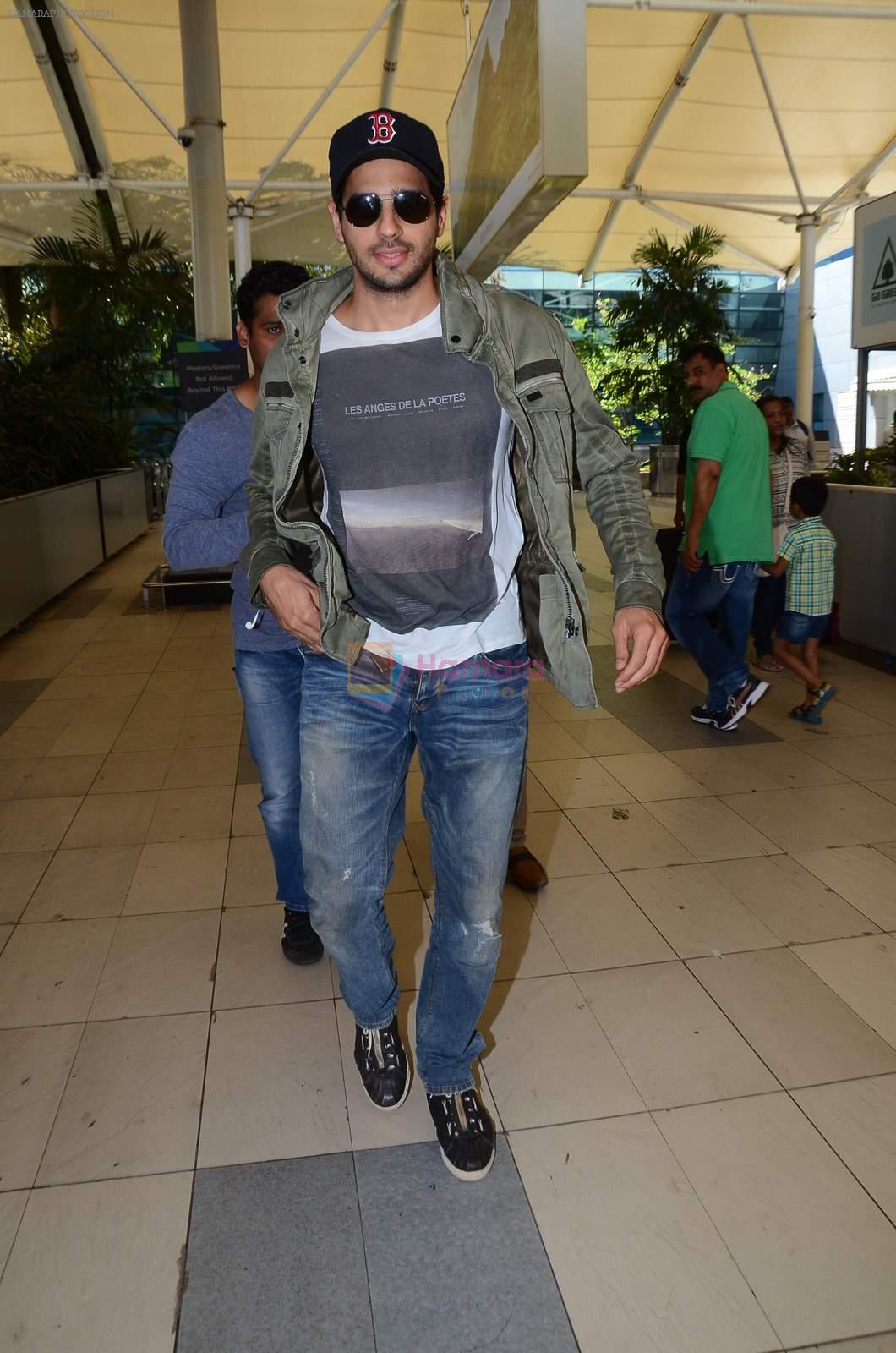 Sidharth Malhotra snapped in Mumbai Airport on 10th June 2015
