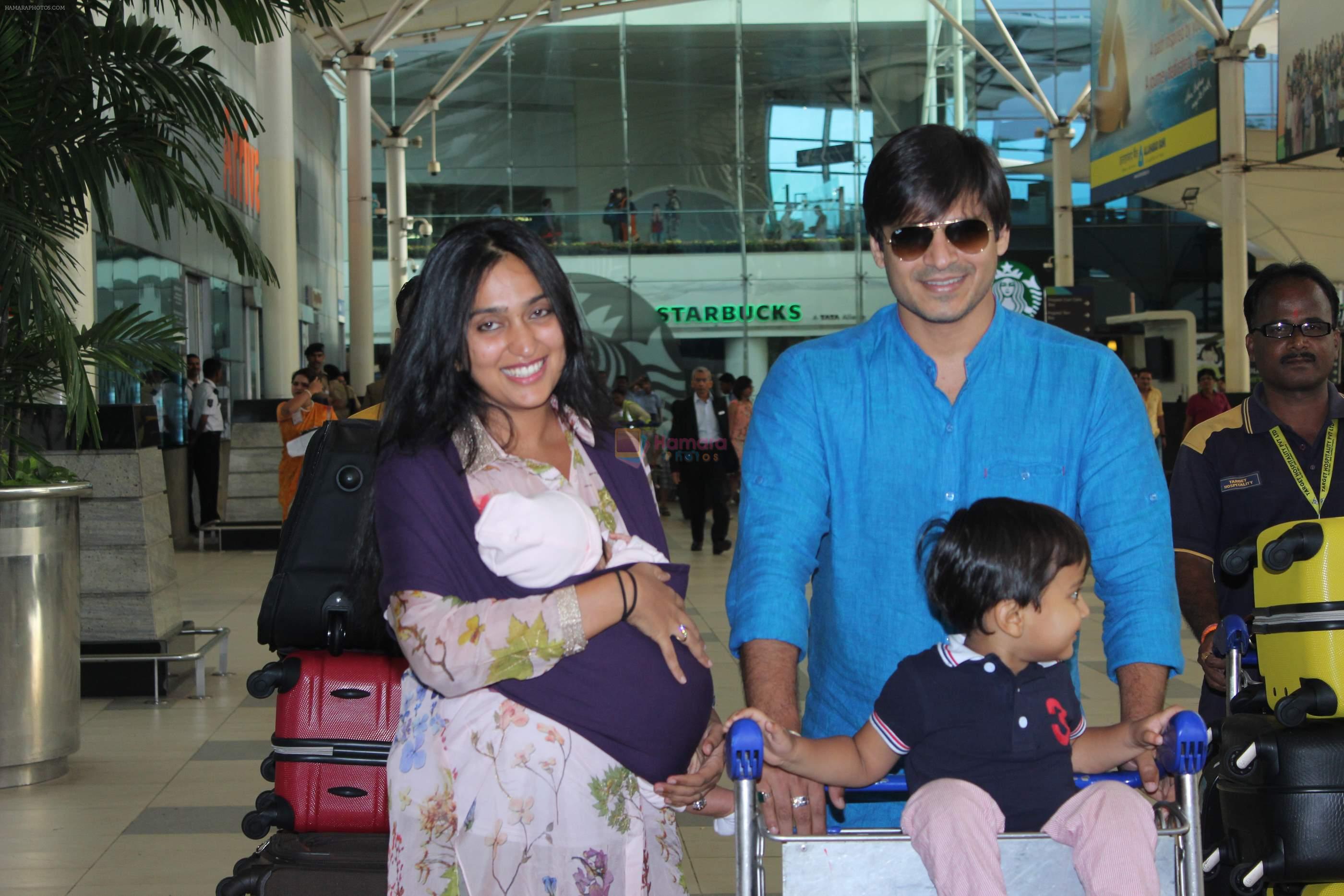 Vivek Oberoi snapped with kids and wife at the airport on 13th June 2015