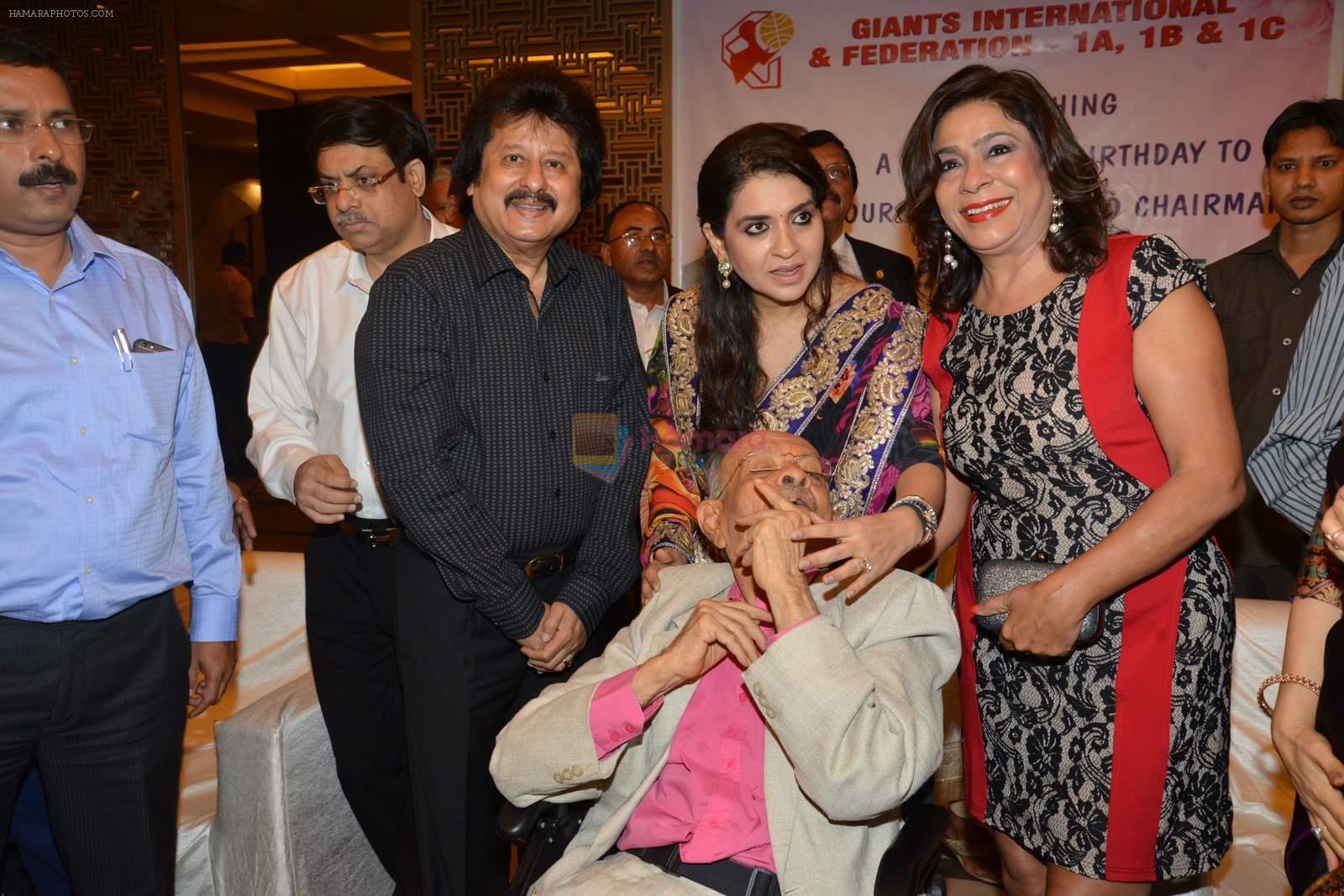 Pankaj Udhas, Shaina NC at Nana Chudasma's bday in Mumbai on 17th June 2015