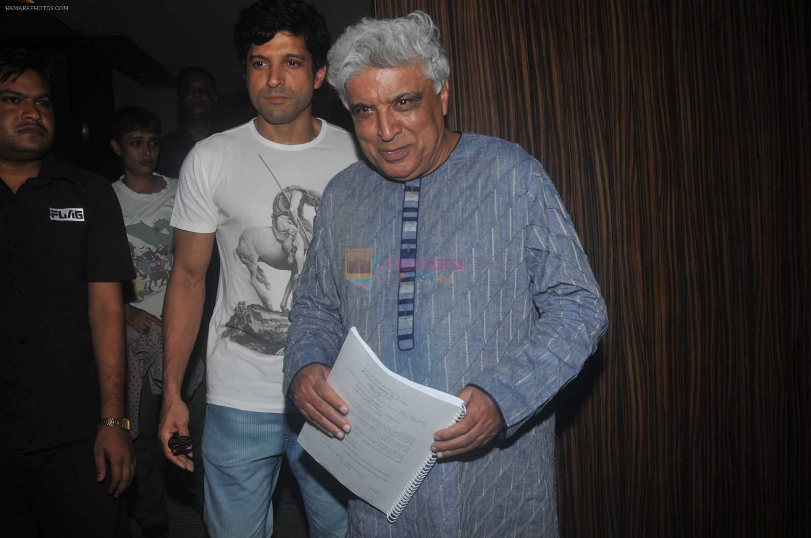 Javed Akhtar, Farhan Akhtar spotted at Aamir Khan's house on 26th June 2015
