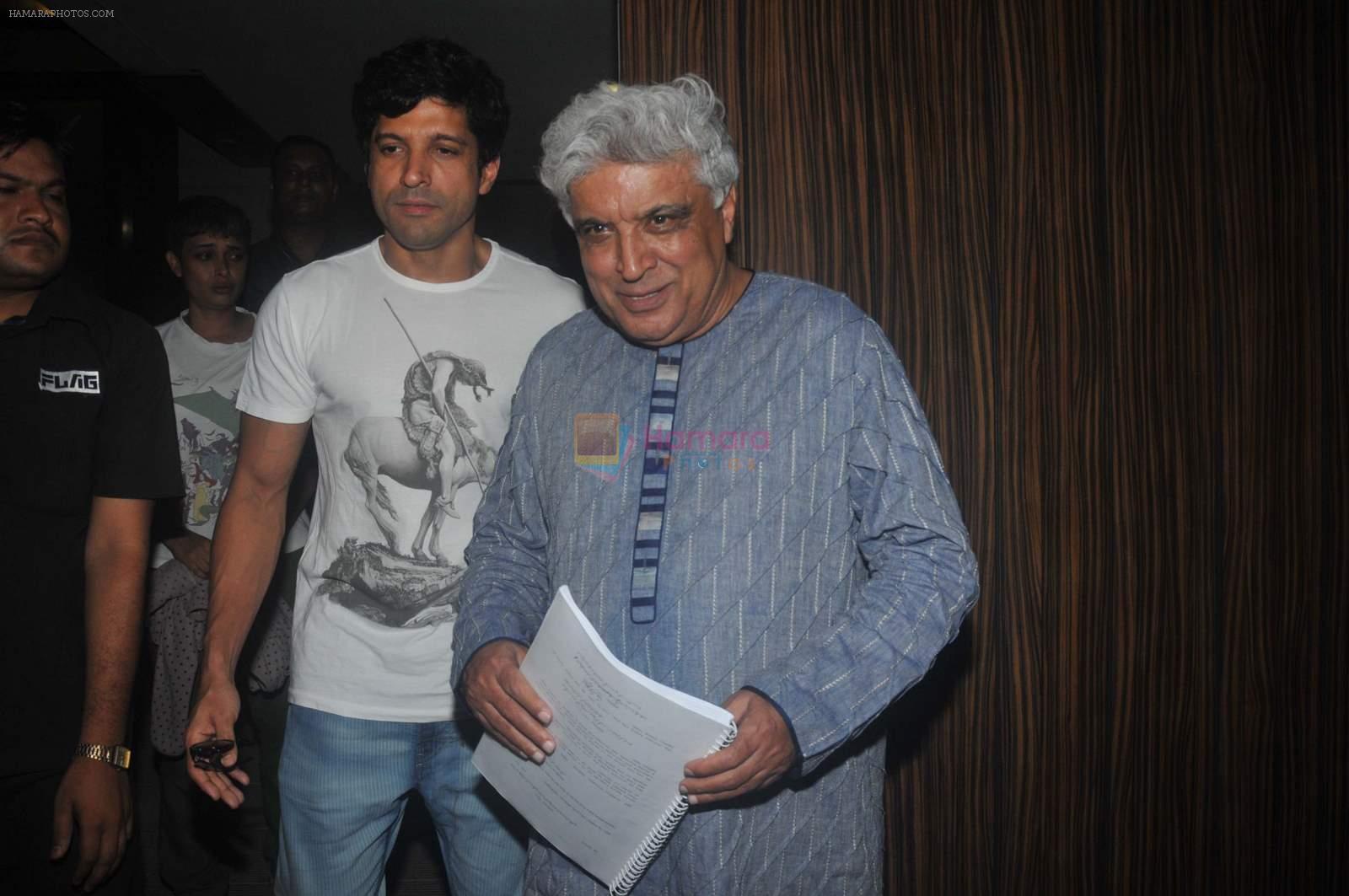 Javed Akhtar, Farhan Akhtar spotted at Aamir Khan's house on 26th June 2015