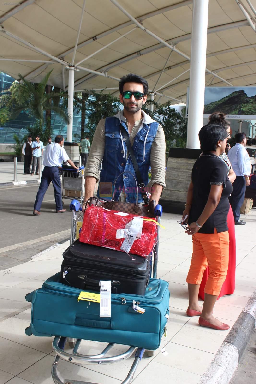 Nandish Sandhu snapped at airport in Mumbai on 26th June 2015