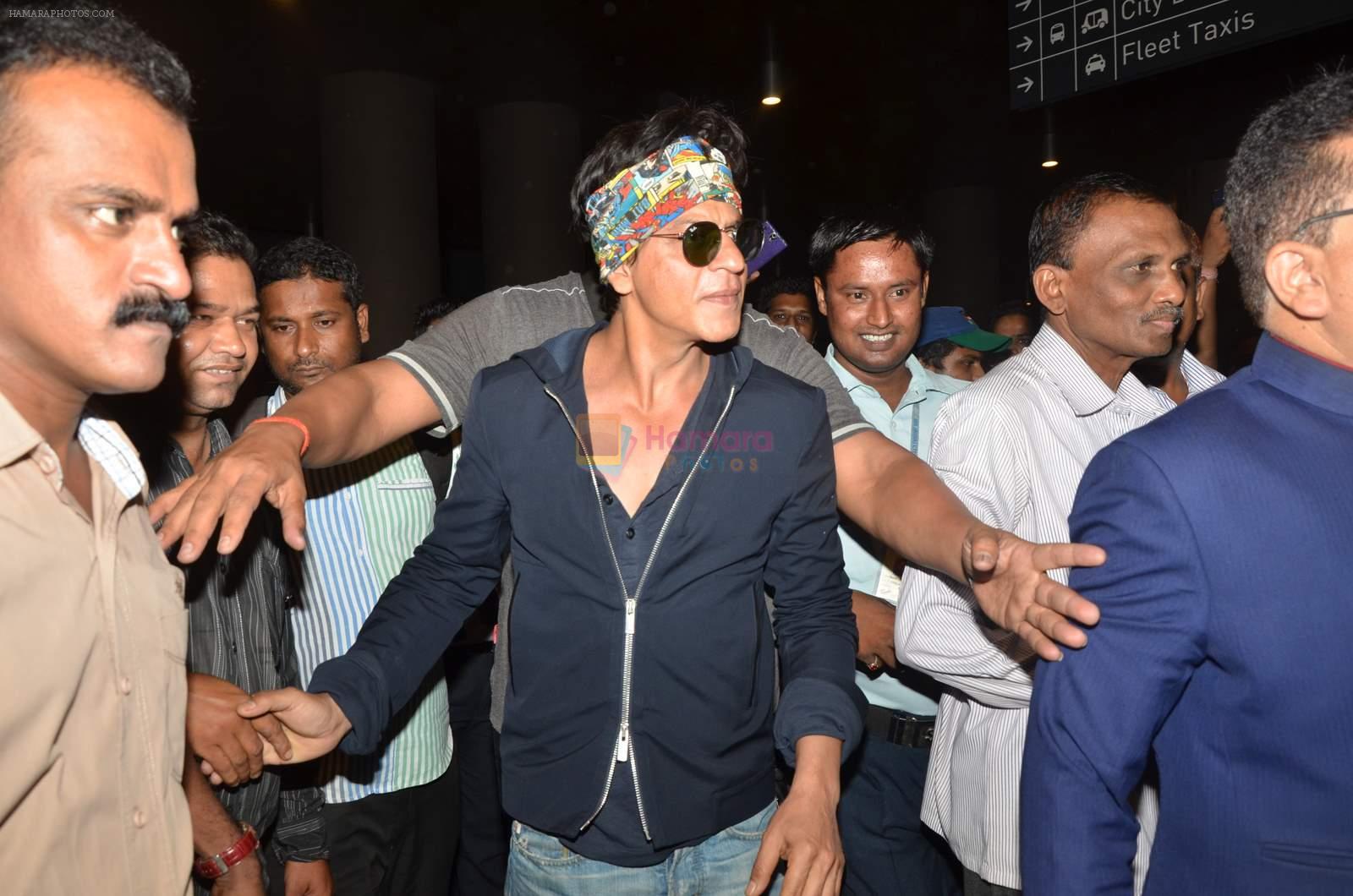 Shahrukh Khan returns with family at airport from London in International Airport on 27th June 2015