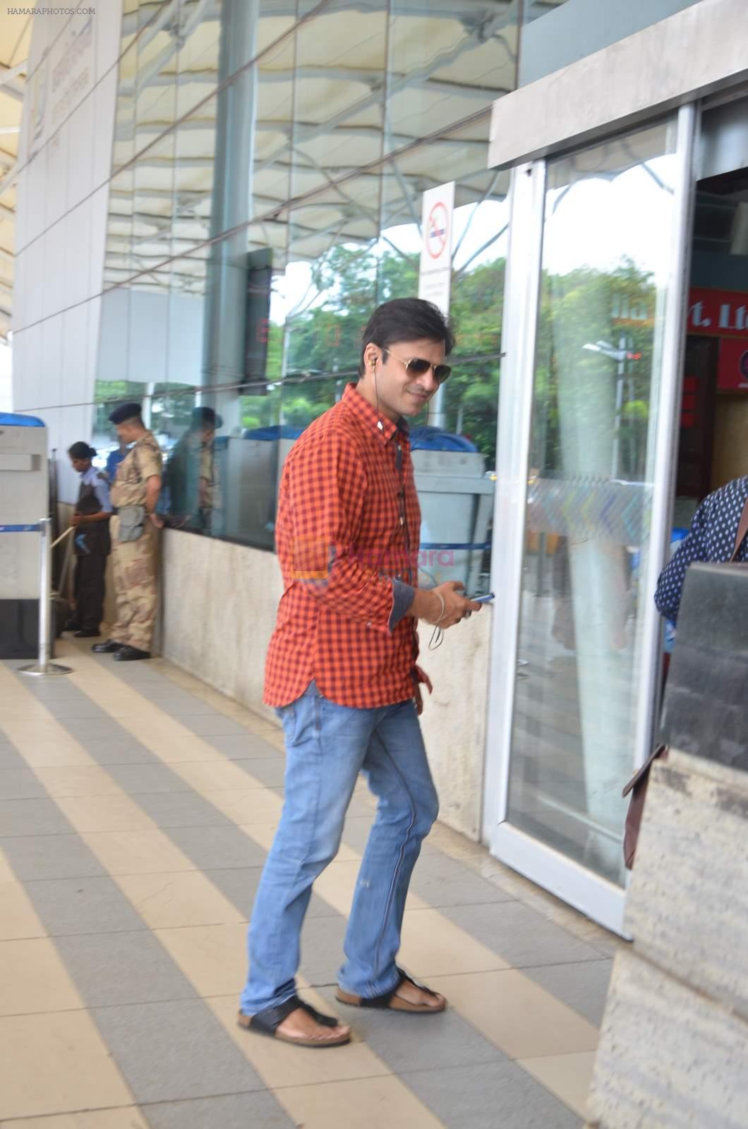 Vivek Oberoi leave for Great Grand masti shoot in Gujarat on 30th June 2015