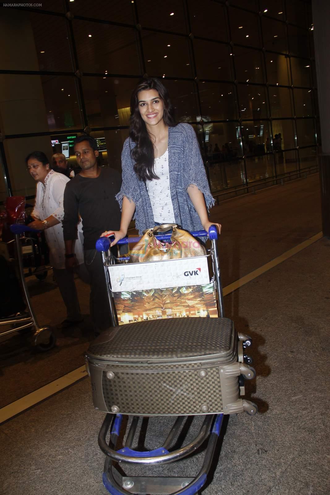 Kriti Sanon with Dilwale team return from Bulgaria in Mumbai Airport on 1st July 2015
