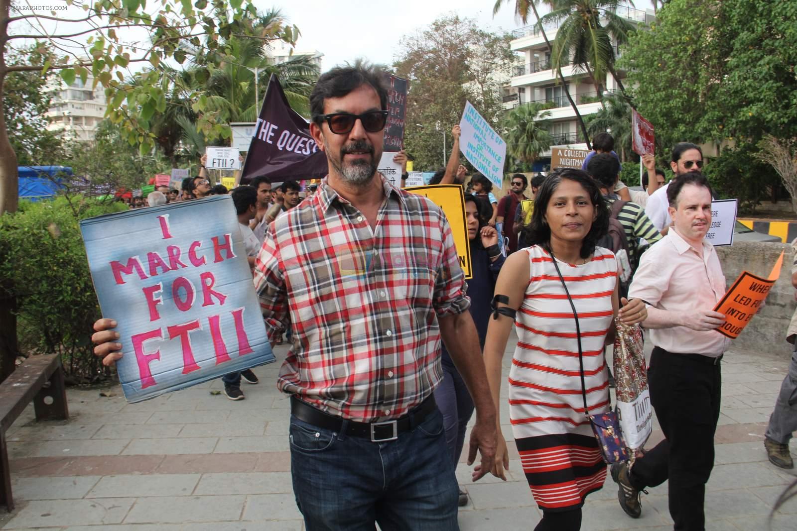 Rajat Kapoor supports the FTII cause and joins the protest at carter road on 2nd July 2015