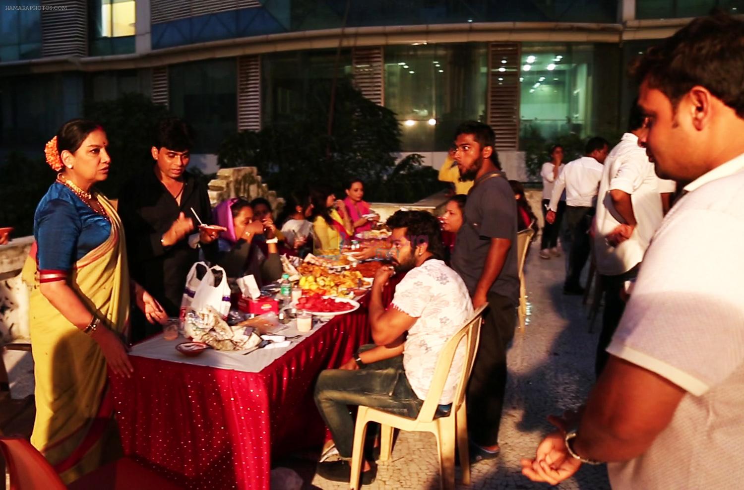 Shabana Azmi alongwith Crew members at Iftaar party during the shoot of Surani Pictures  _Chalk N Duster_.2