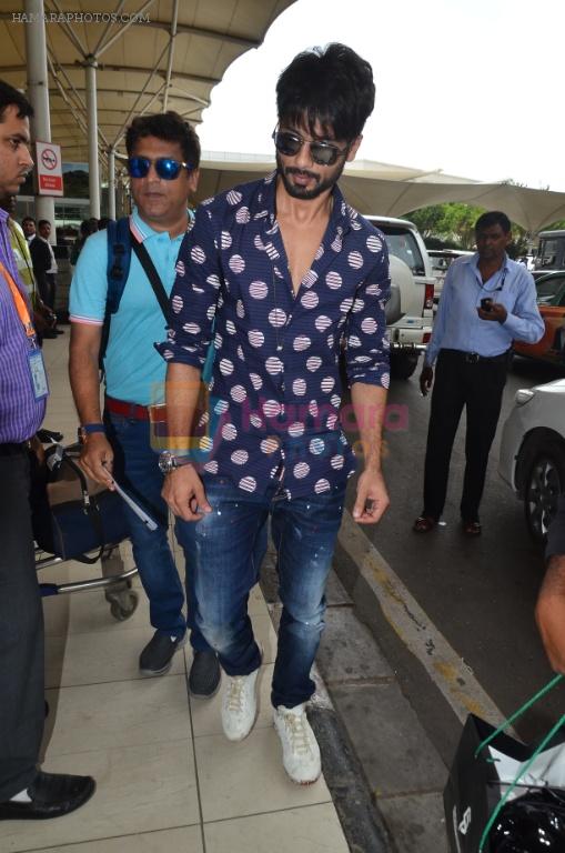 Shahid kapoor snapped at Mumbai airport on 5th July 2015