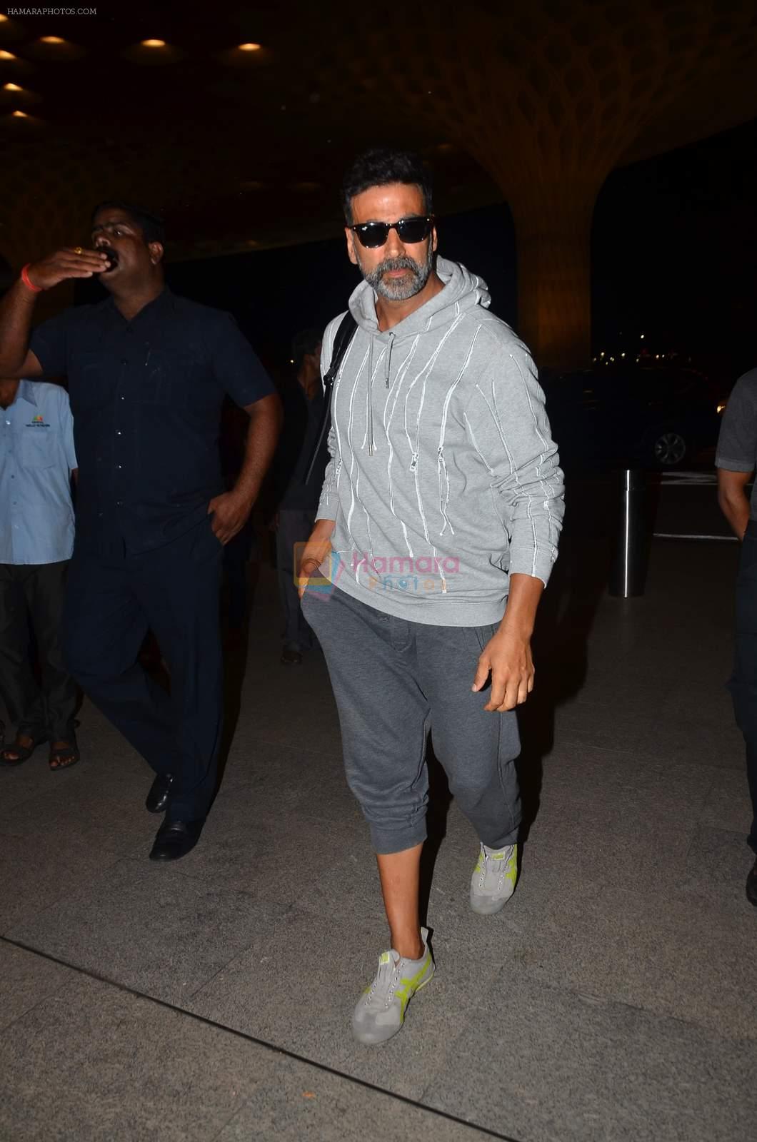 Akshay Kumar leaves for Singh in Bling shoot in Mumbai on 7th July 2015