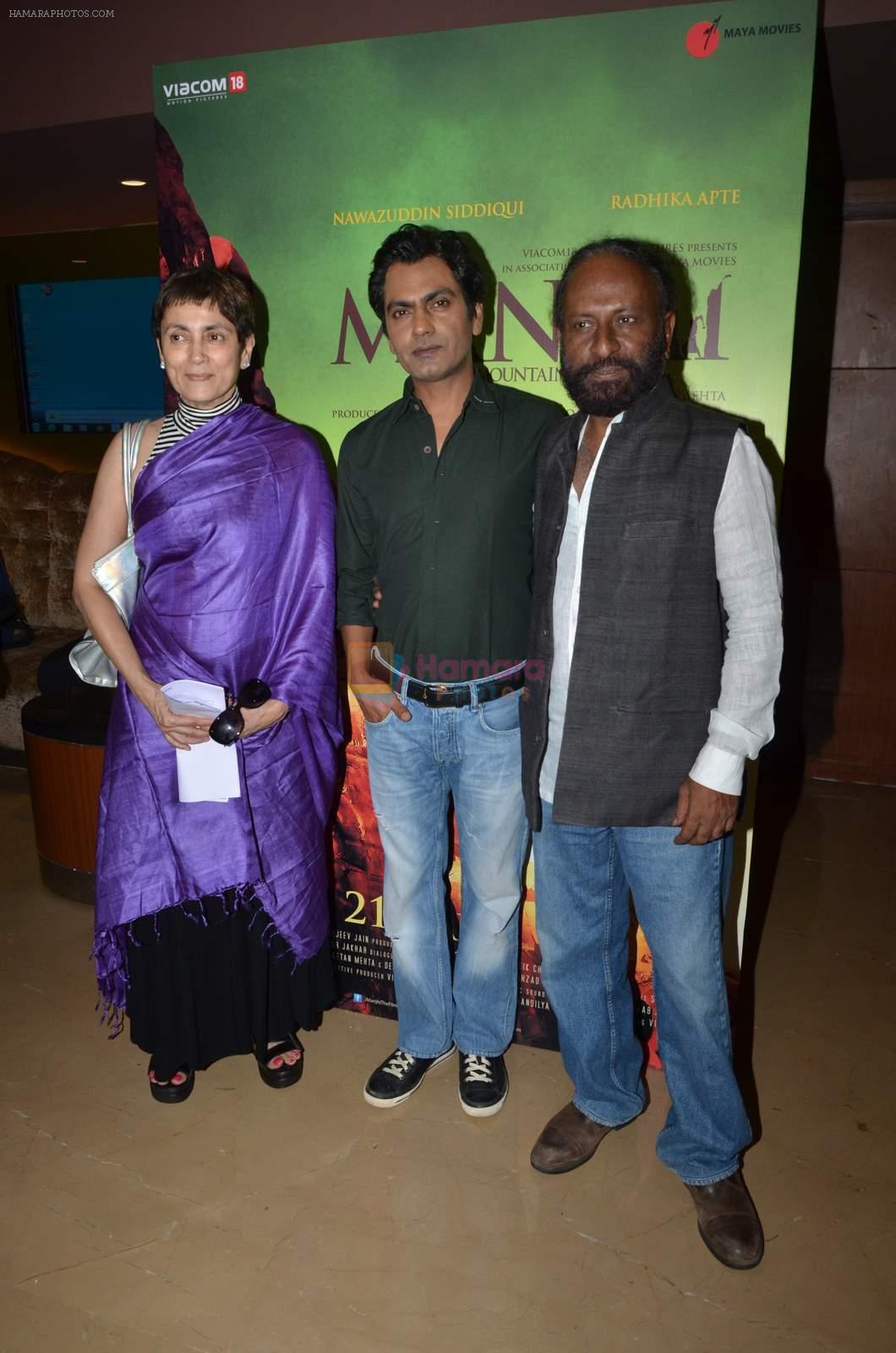 Nawazuddin Siddiqui, Ketan mehta, Deepa Sahi  at the screening of Ketan mehta's Manjhi on 13th July 2015