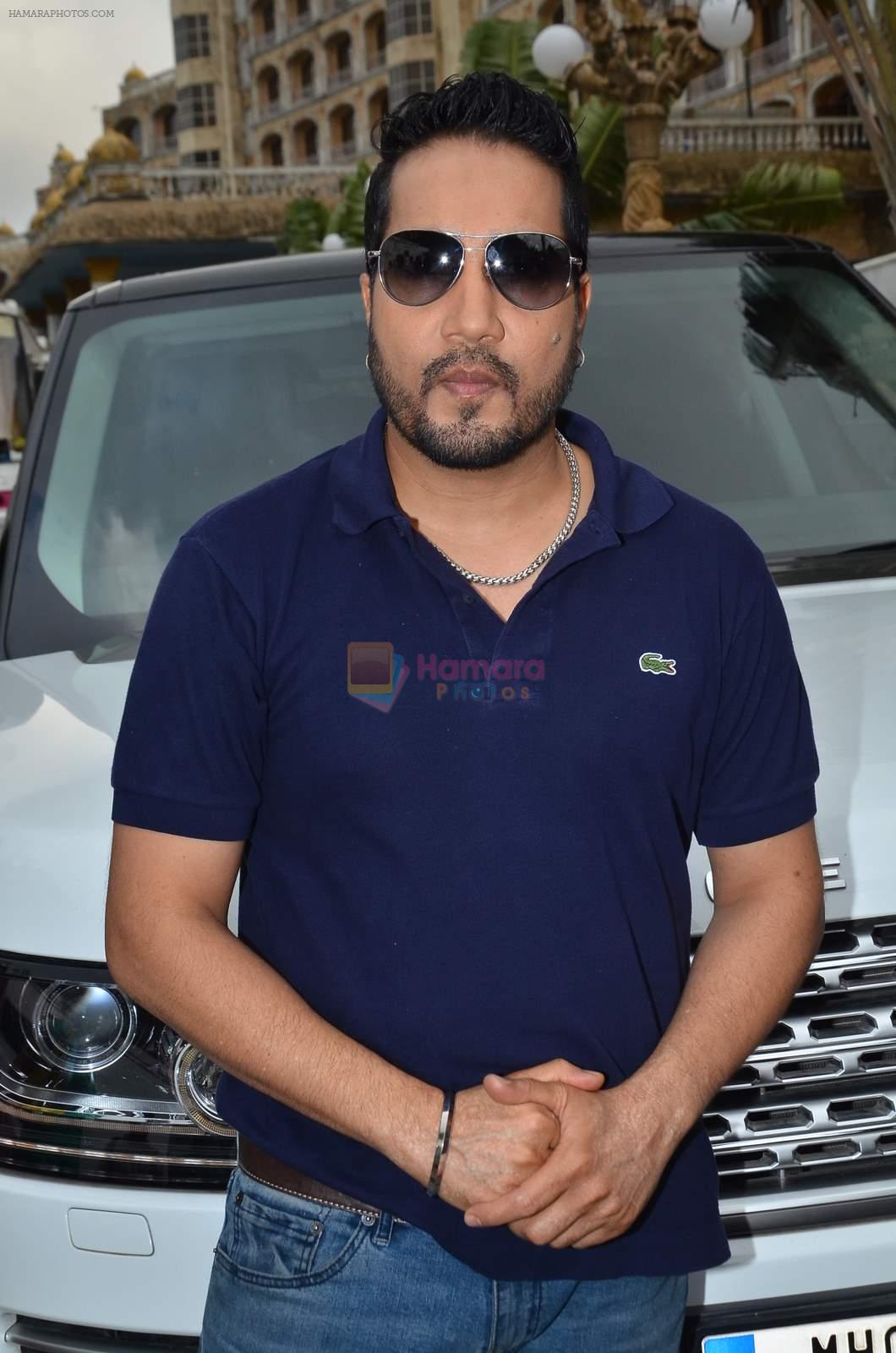Mika Singh at Welcome Back song shoot in Aarey Milk Colony on 13th July 2015