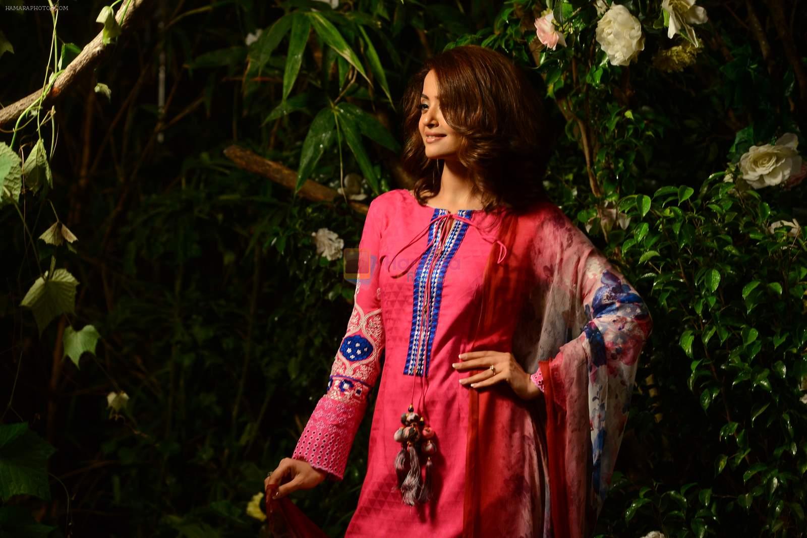 Surveen Chawla snapped at a fashion shoot for Sahiba in Aarey on 16th July 2015
