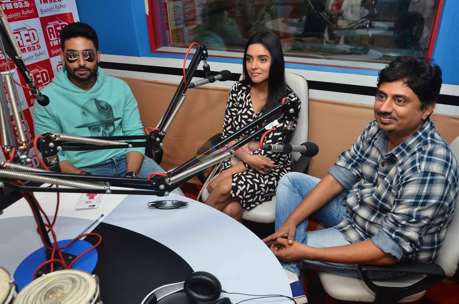 Abhishek Bachchan, Asin Thottumkal and Umesh Shukla at Radio Mirchi studio for promotion of their film All is well in Lower Parel on 20th july 2015