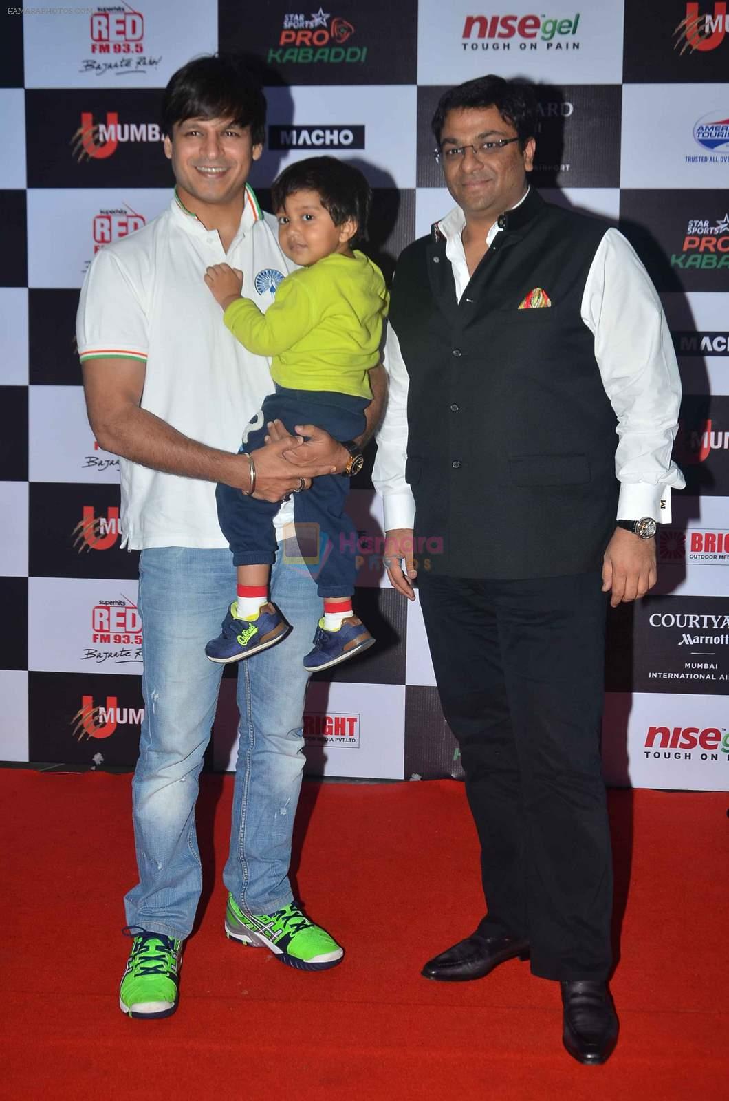 Vivek Oberoi with son at Pro Kabaddi day 3 in NSCI on 20th July 2015