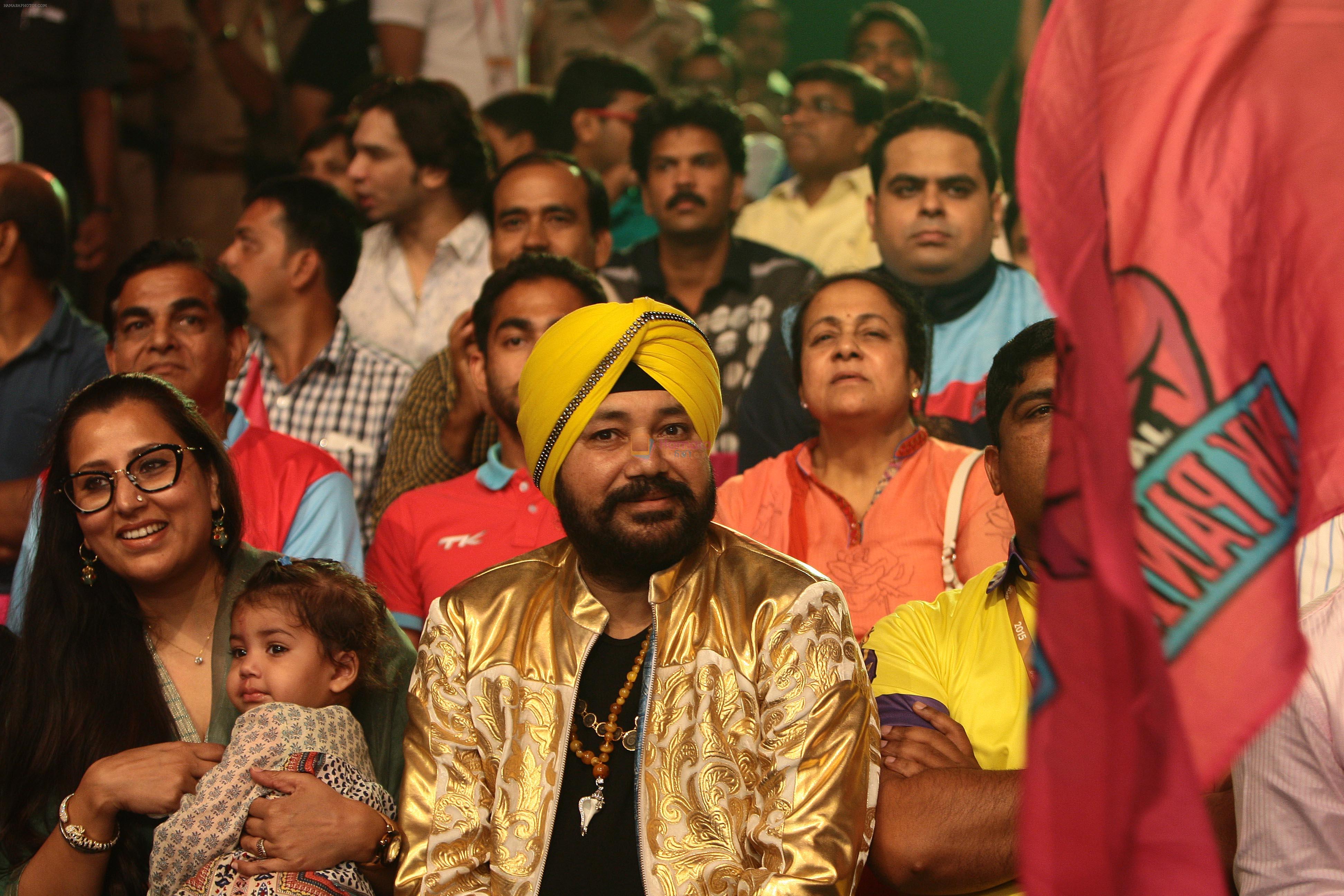 Daler Mehndi looks on during the Jaipur Pink Panthers vs Telugu Titans match