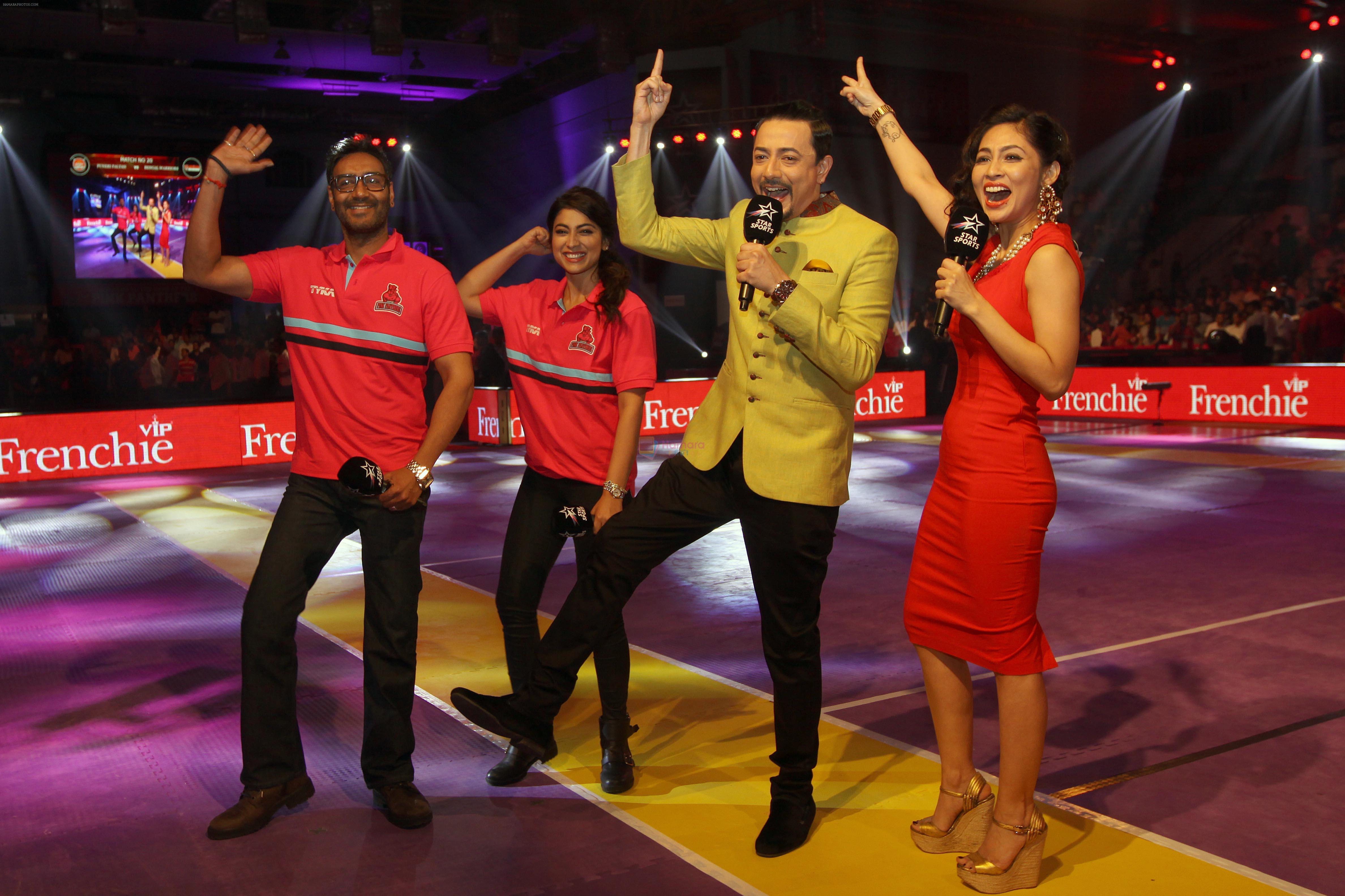 Ajay Devgn and Shriya Saran doing the famous _Thigh Five_ move with Star Sports Pro Kabaddi anchors