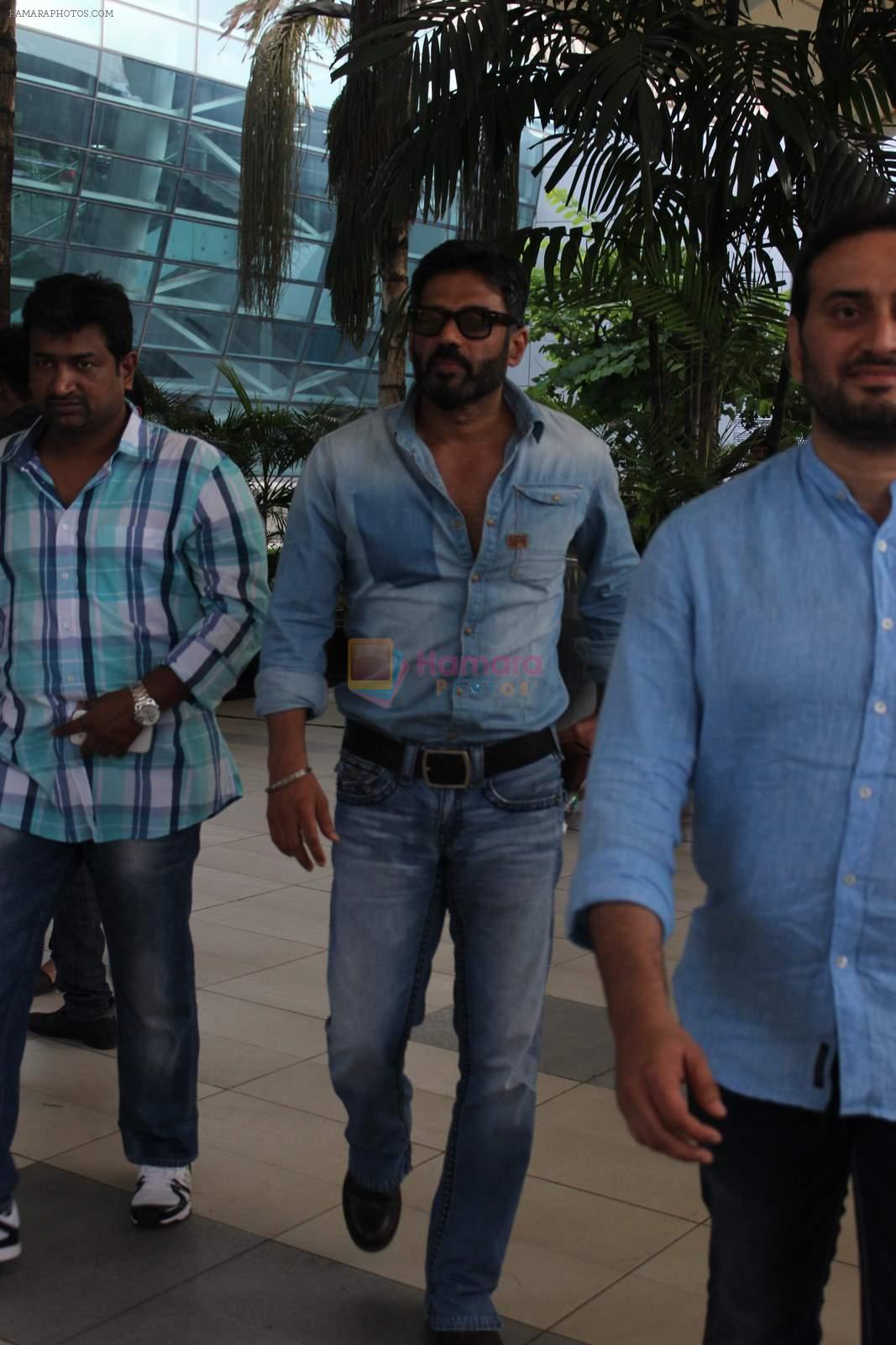 Sunil Shetty snapped at the airport in Mumbai on 31st July 2015