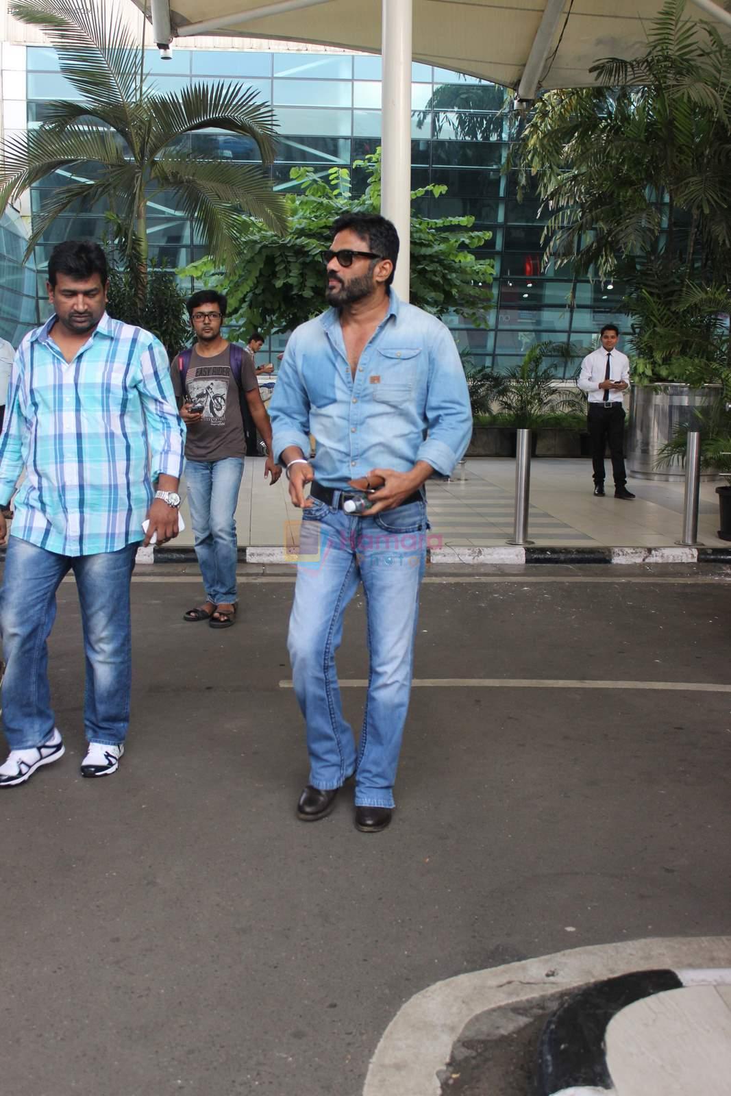 Sunil Shetty snapped at the airport in Mumbai on 31st July 2015