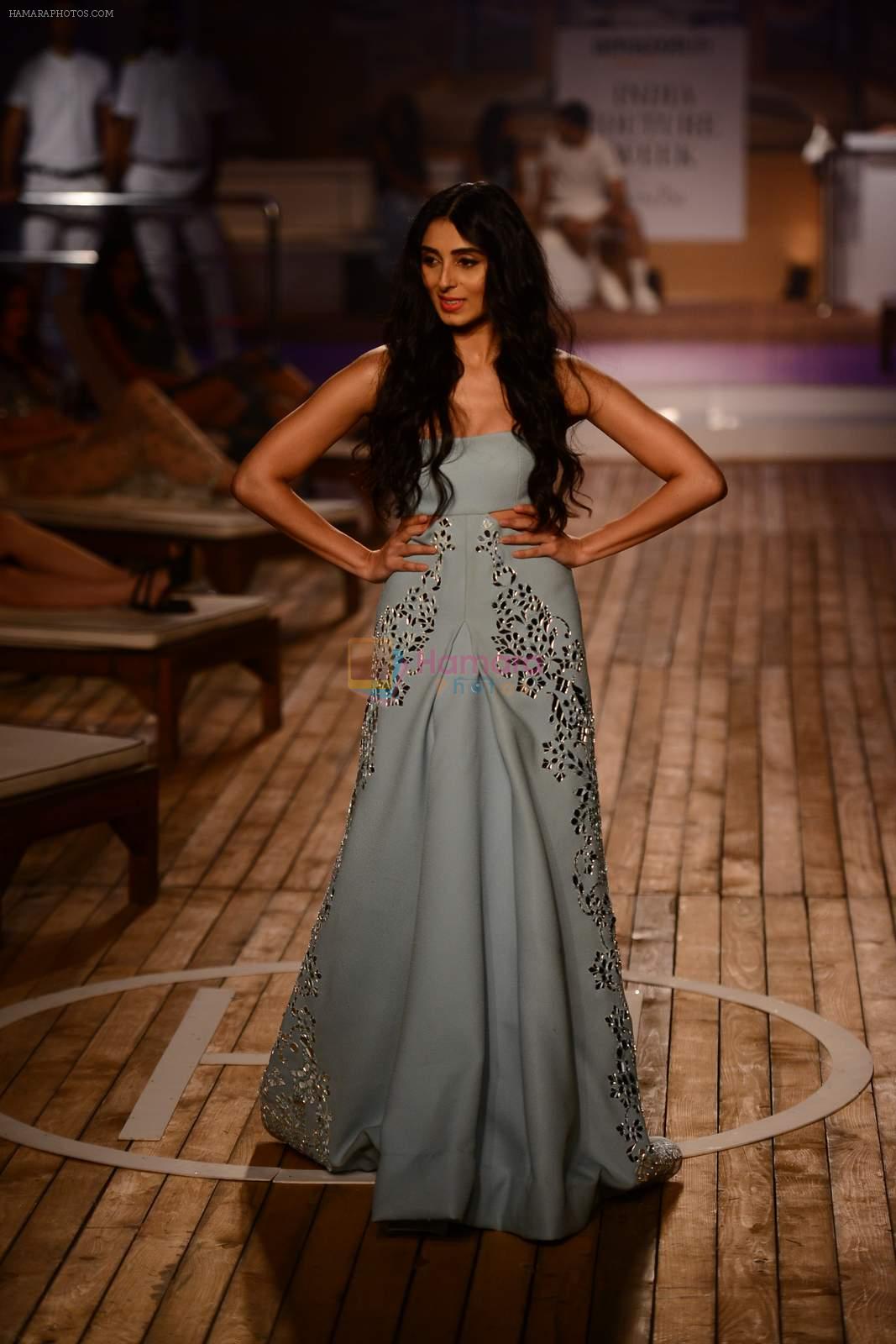 Perina Qureshi  walk the ramp for Monisha Jaising Show at AICW 2015 Day 3 on 31st July 2015