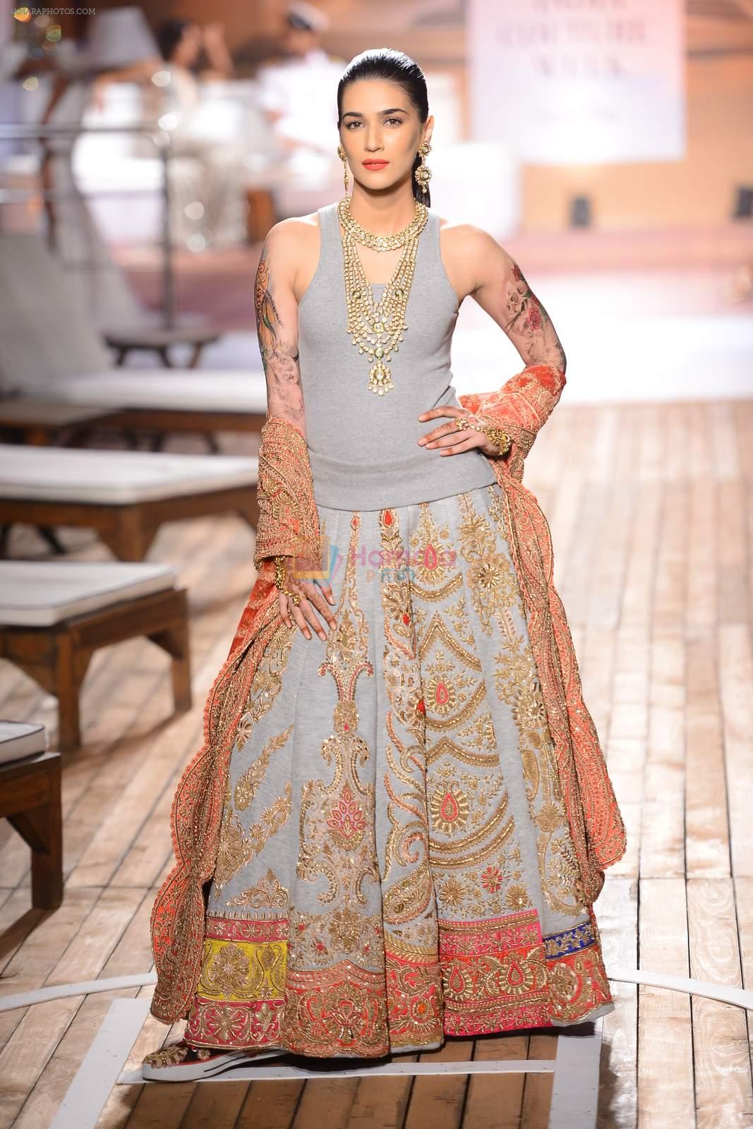 Kriti Sanon walk the ramp for Monisha Jaising Show at AICW 2015 Day 3 on 31st July 2015