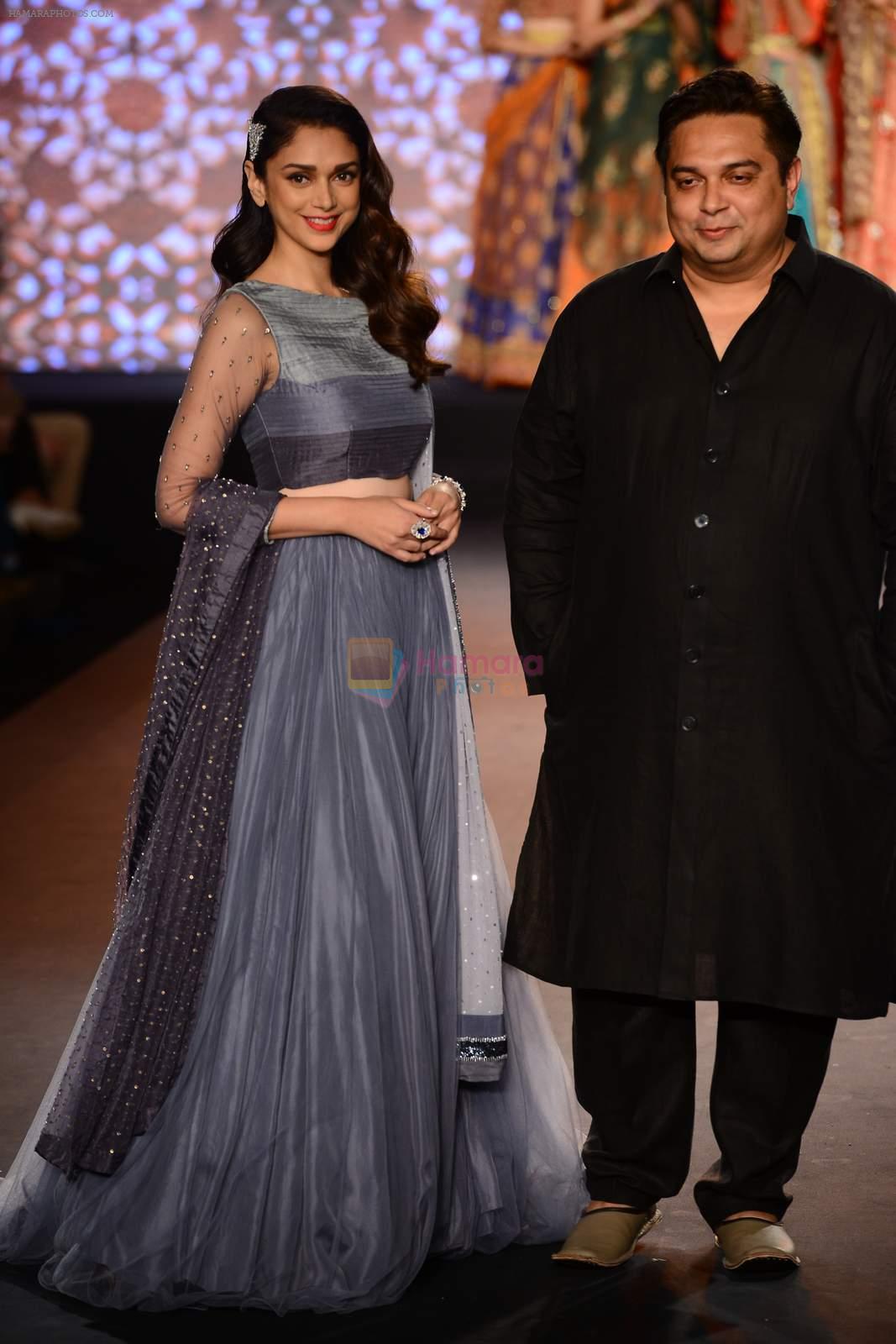 Aditi Rao Hydari walk for Debarun Show at India Couture Week 2015 on 1st Aug 2015