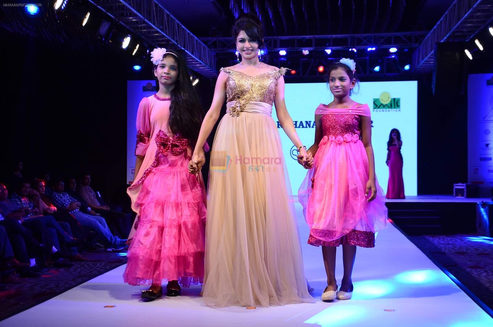 Bhagyashree at Smile Foundations Fashion Show Ramp for Champs, a fashion show for education of underpriveledged children on 2nd Aug 2015