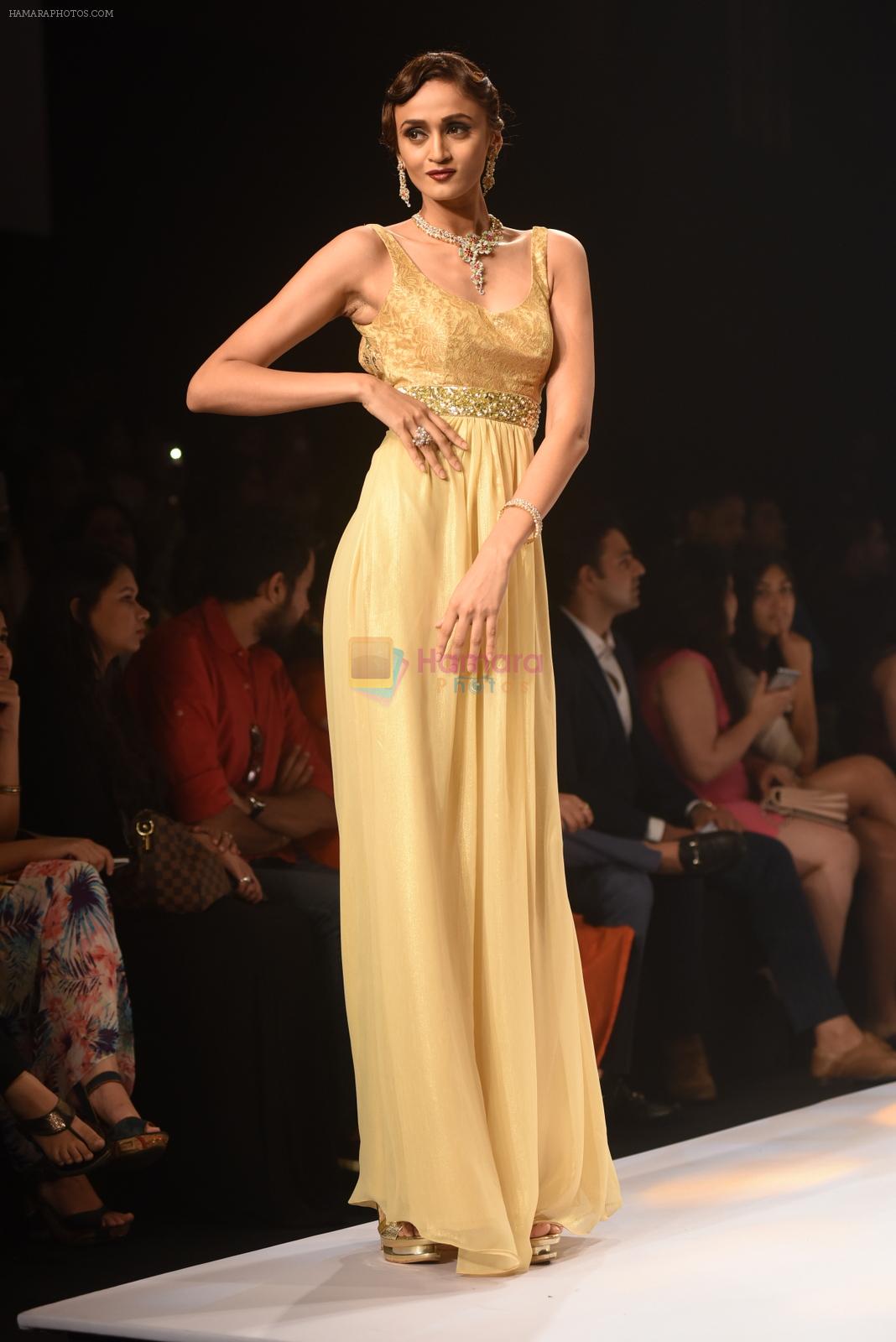Model walk for Manali Jagtap Show at IIJW 2015 on 4th Aug 2015