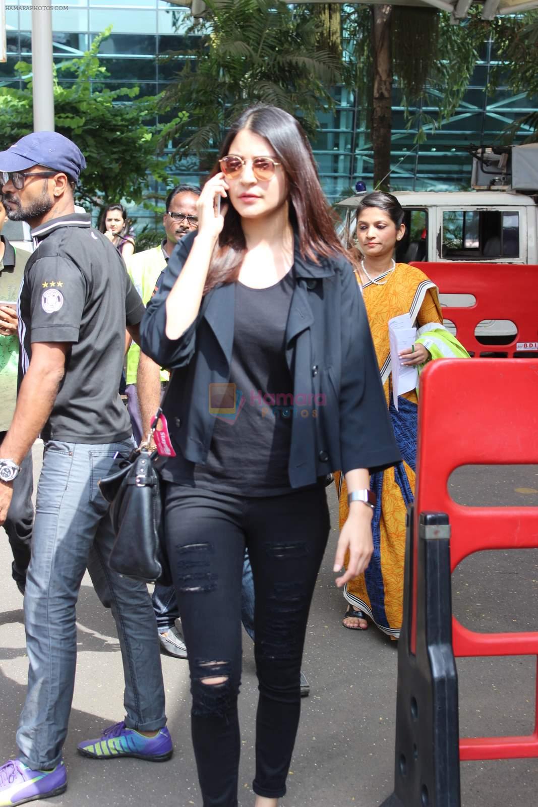 Anushka Sharma snapped at Mumbai airport on 3rd Aug 2015