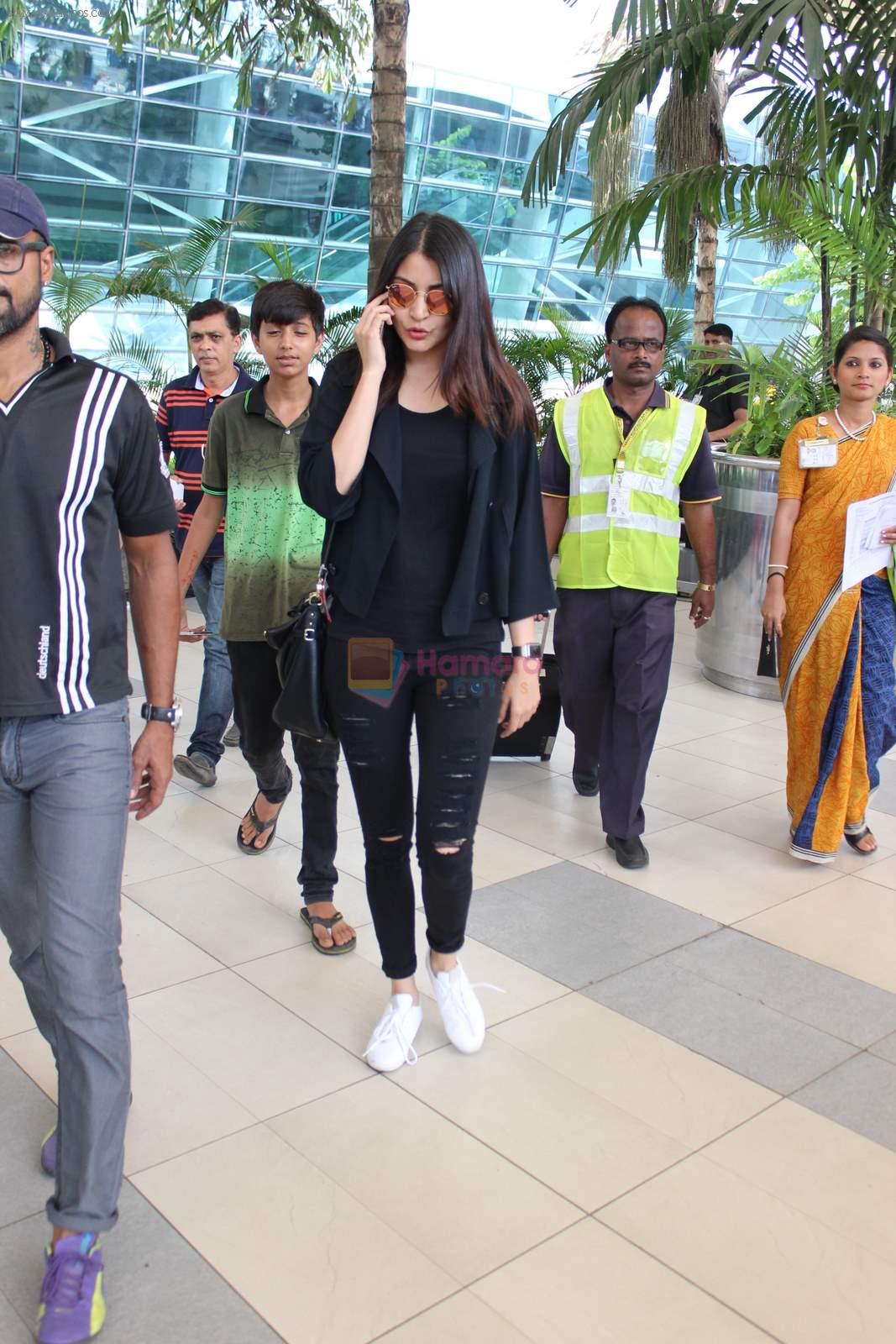 Anushka Sharma snapped at Mumbai airport on 3rd Aug 2015