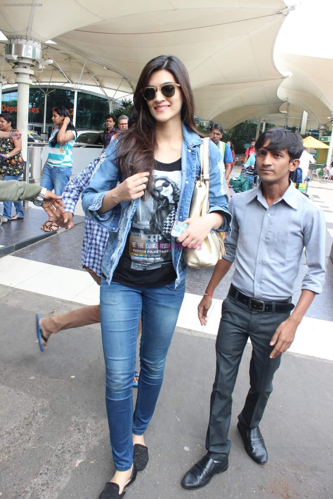 Kriti Sanon snapped at Mumbai airport on 3rd Aug 2015