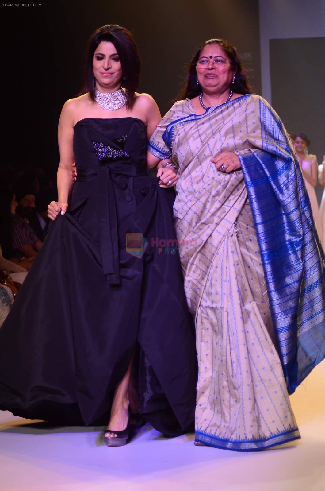 Model walk the ramp for Varuna Jani Show at IIJW 2015 on 4th Aug 2015