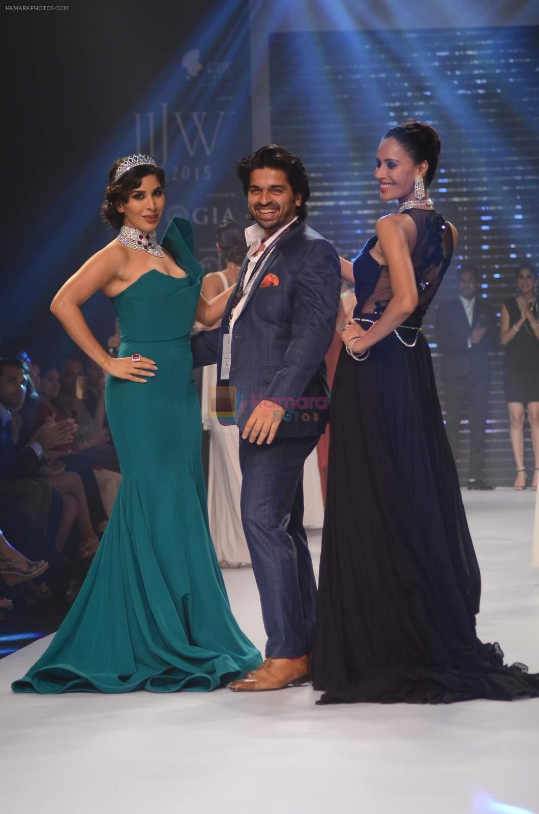 Sophie Chaudhary walk the ramp for IIJW 2015 Day 3 on 5th Aug 2015