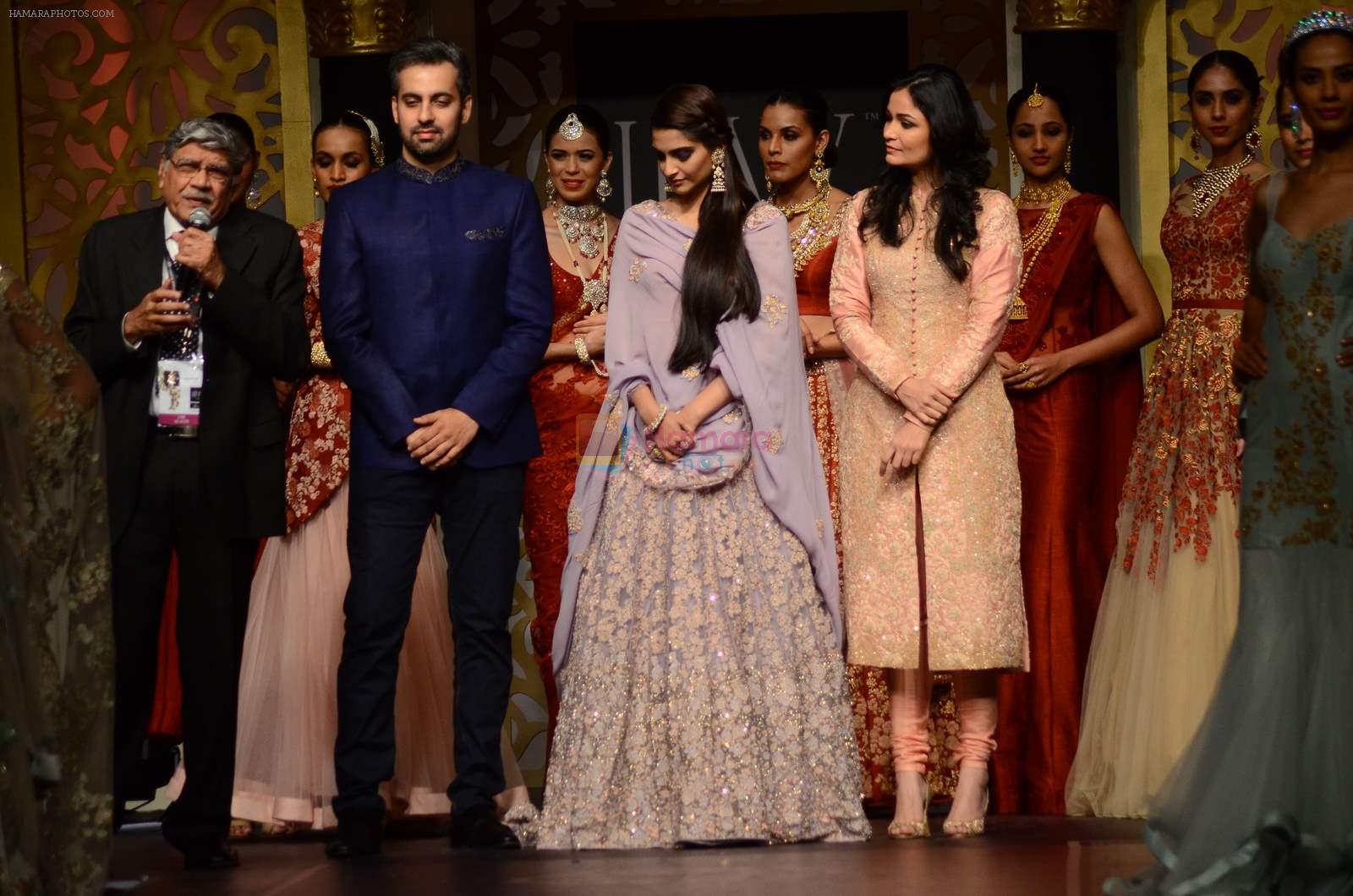 Sonam Kapoor walk the ramp for Shyamal bhumika Grand Finale Show at IIJW 2015 on 6th Aug 2015