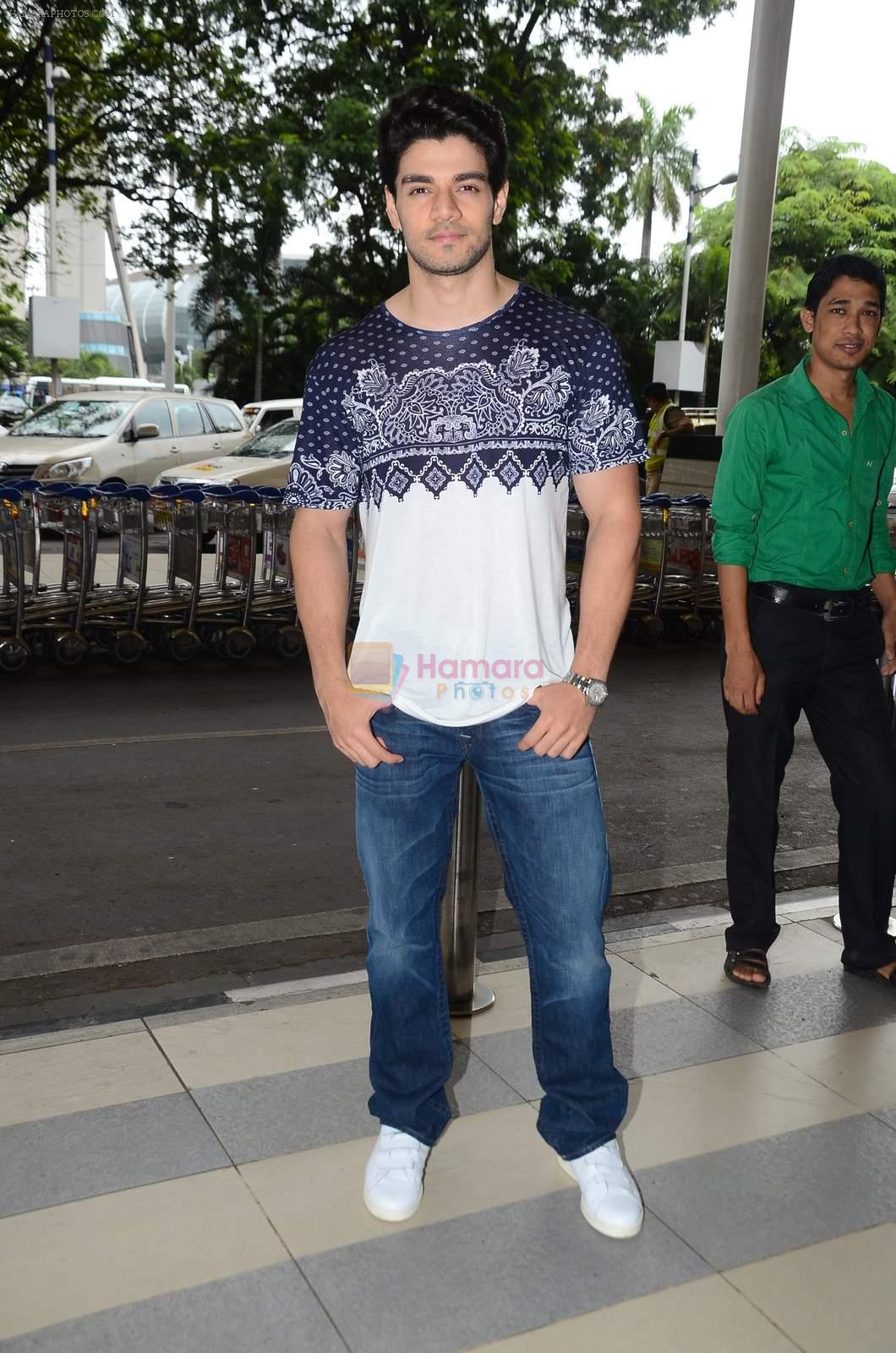 Sooraj Pancholi snapped at domestic airport on 8th Aug 2015