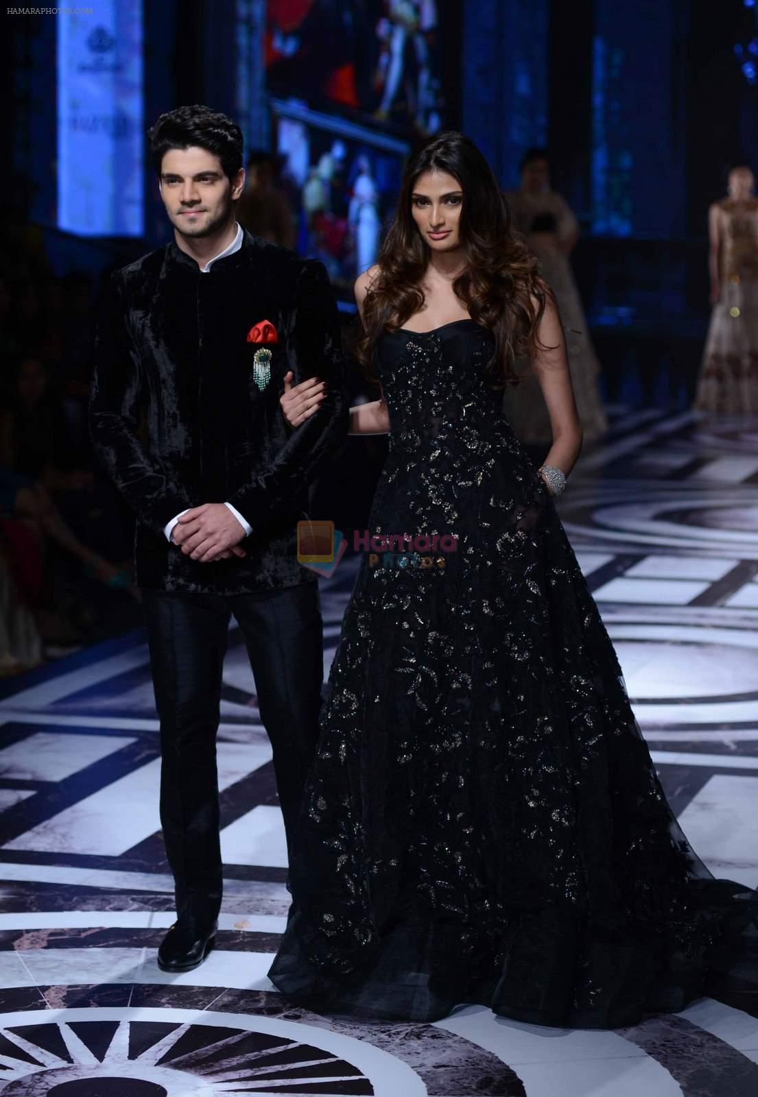 Sooraj Pancholi and Athiya Shetty walk for Shane Falguni show at India Bridal Week on 8th Aug 2015