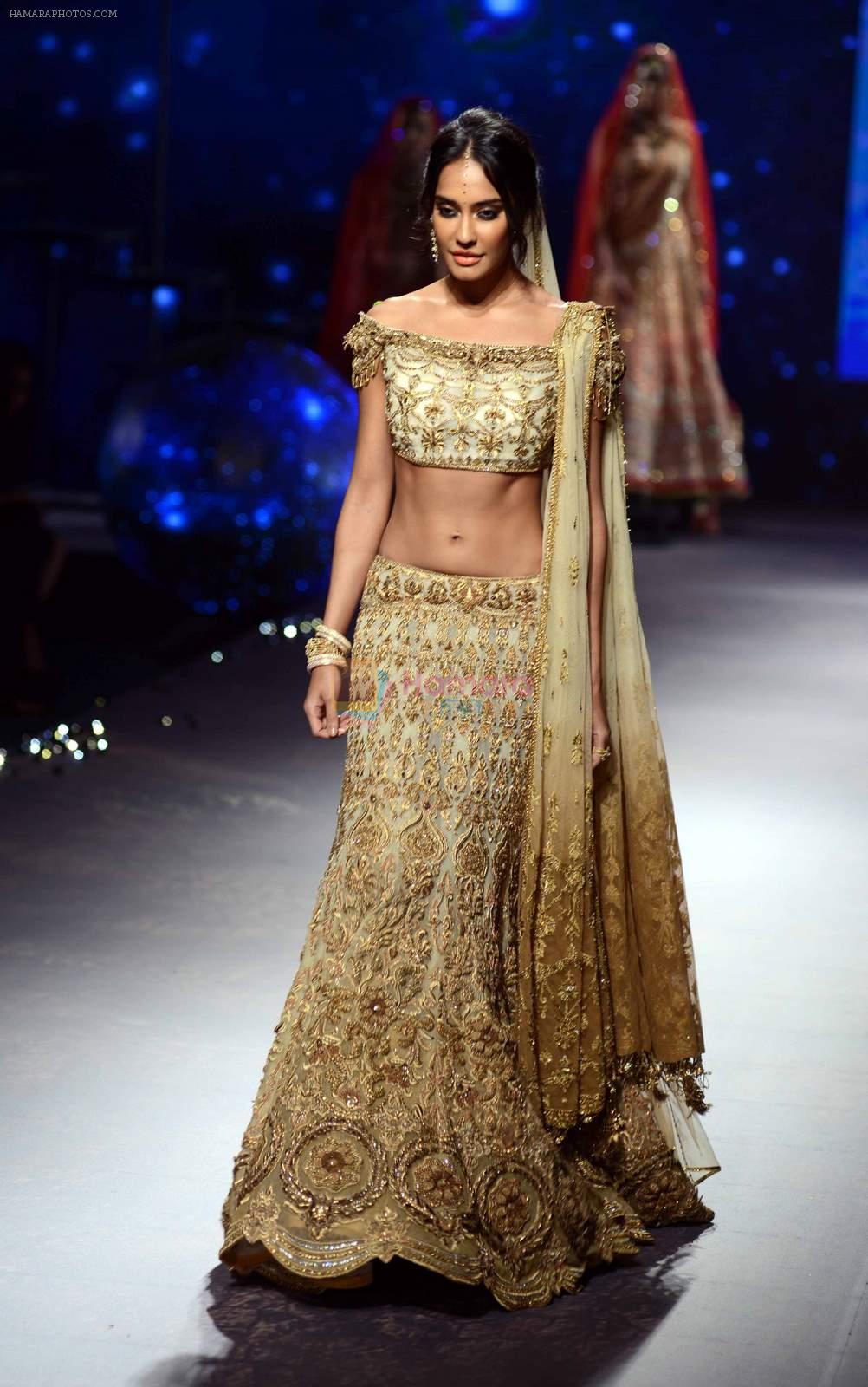 Lisa Haydon walks for Tarun Tahiliani Show at India Bridal Week on 8th Aug 2015