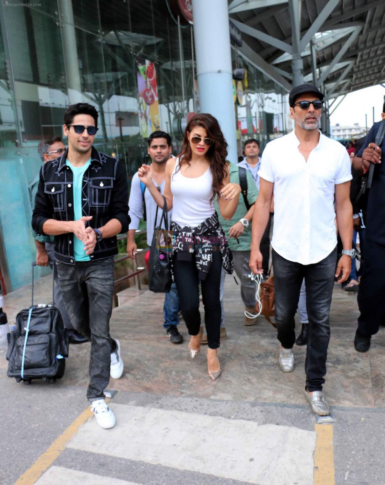 Akshay Kumar, Sidharth Malhotra, Jacqueline Fernandez at Brothers team at Delhi Airport on 10th Aug 2015