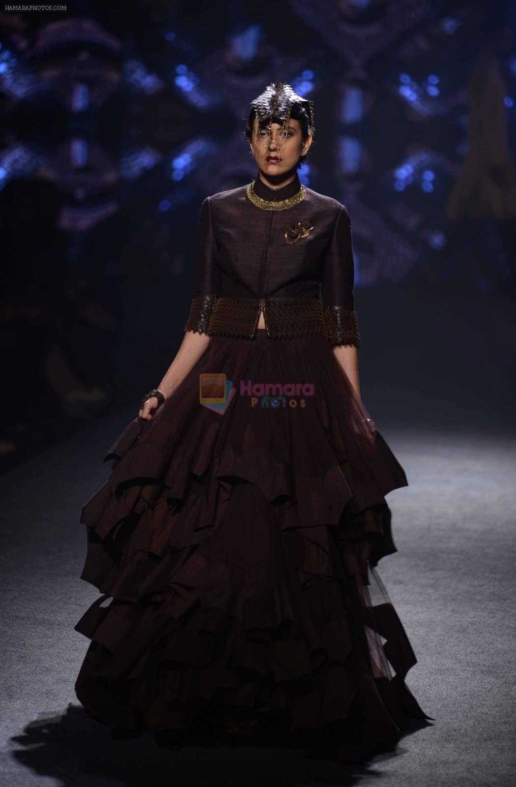 Model walk the ramp for Shantanu Nikhil at India Bridal Week Day 4 on 9th Aug 2015