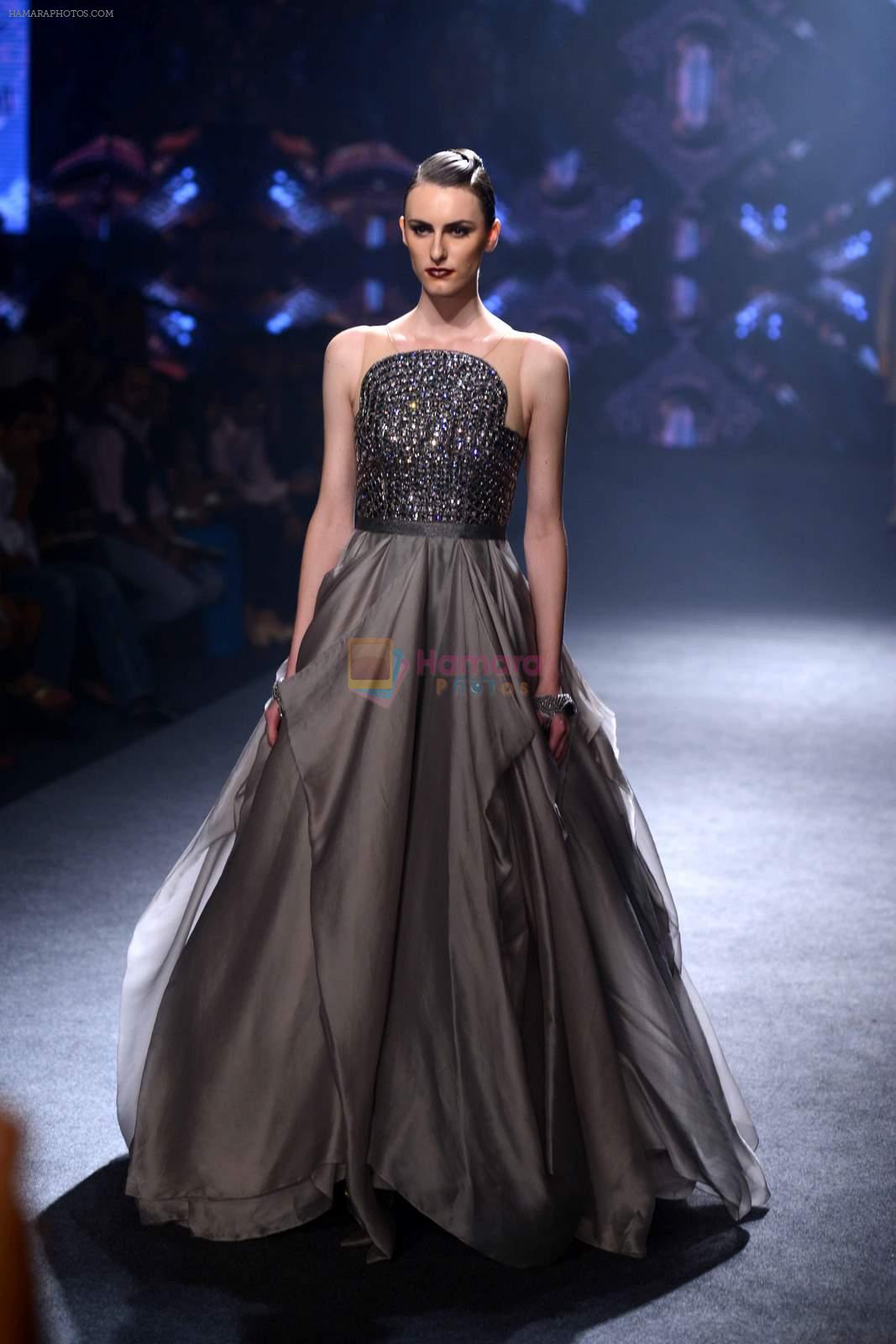 Model walk the ramp for Shantanu Nikhil at India Bridal Week Day 4 on 9th Aug 2015