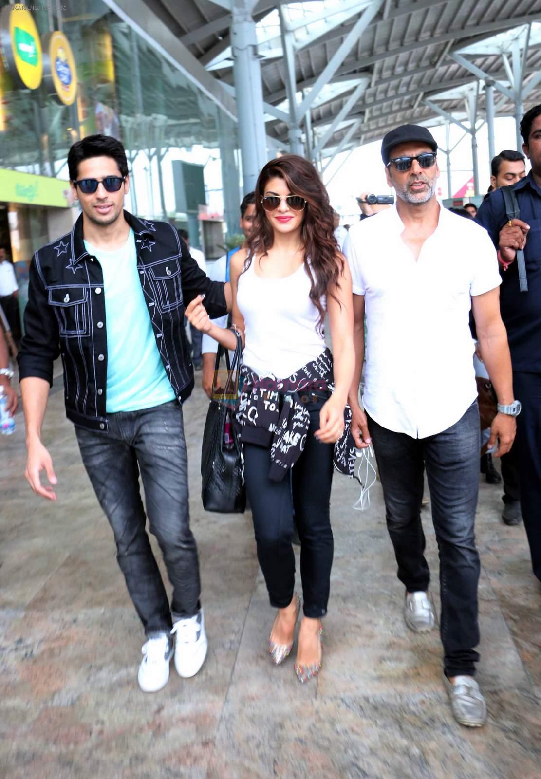 Akshay Kumar, Sidharth Malhotra, Jacqueline Fernandez at Brothers team at Delhi Airport on 10th Aug 2015