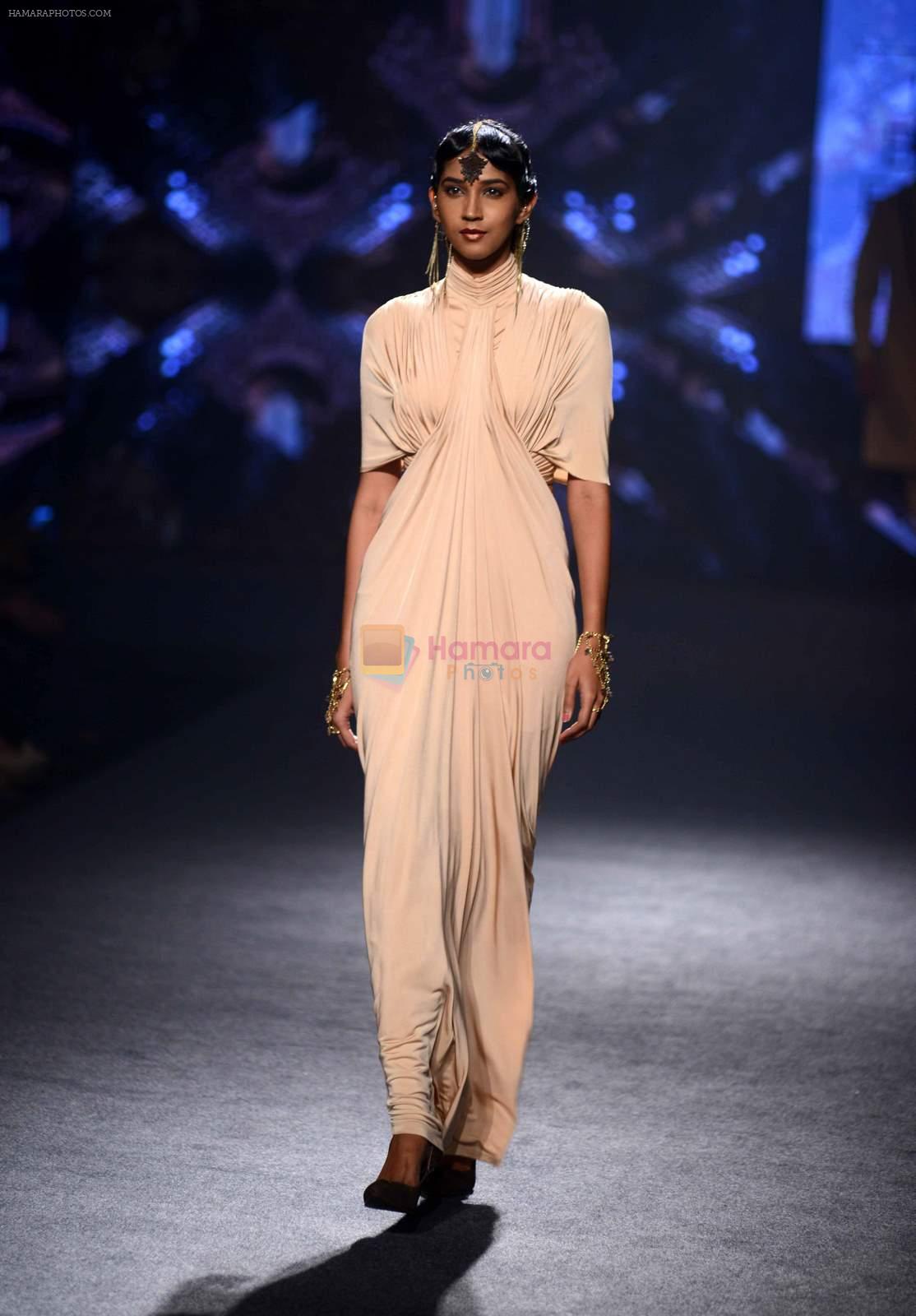 Model walk the ramp for Shantanu Nikhil at India Bridal Week Day 4 on 9th Aug 2015