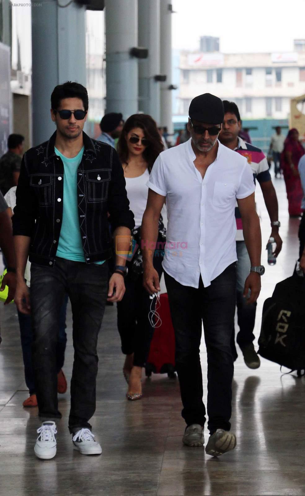 Akshay Kumar, Sidharth Malhotra, Jacqueline Fernandez at Brothers team at Delhi Airport on 10th Aug 2015