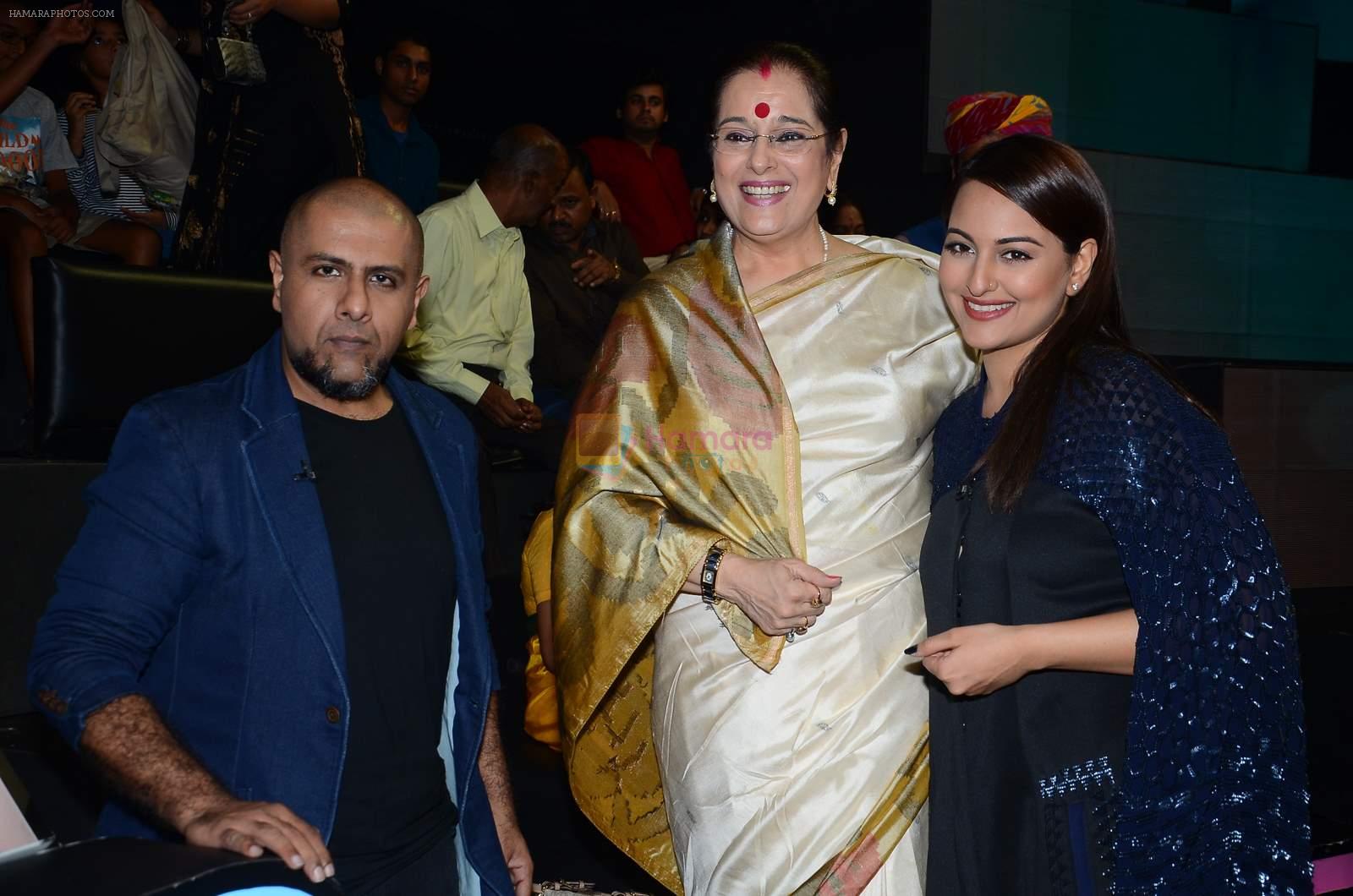 Sonakshi Sinha, Poonam Sinha at the Promotion of Phantom on the sets of Indian Idol Junior 2015 in Mumbai on 16th Aug 2015