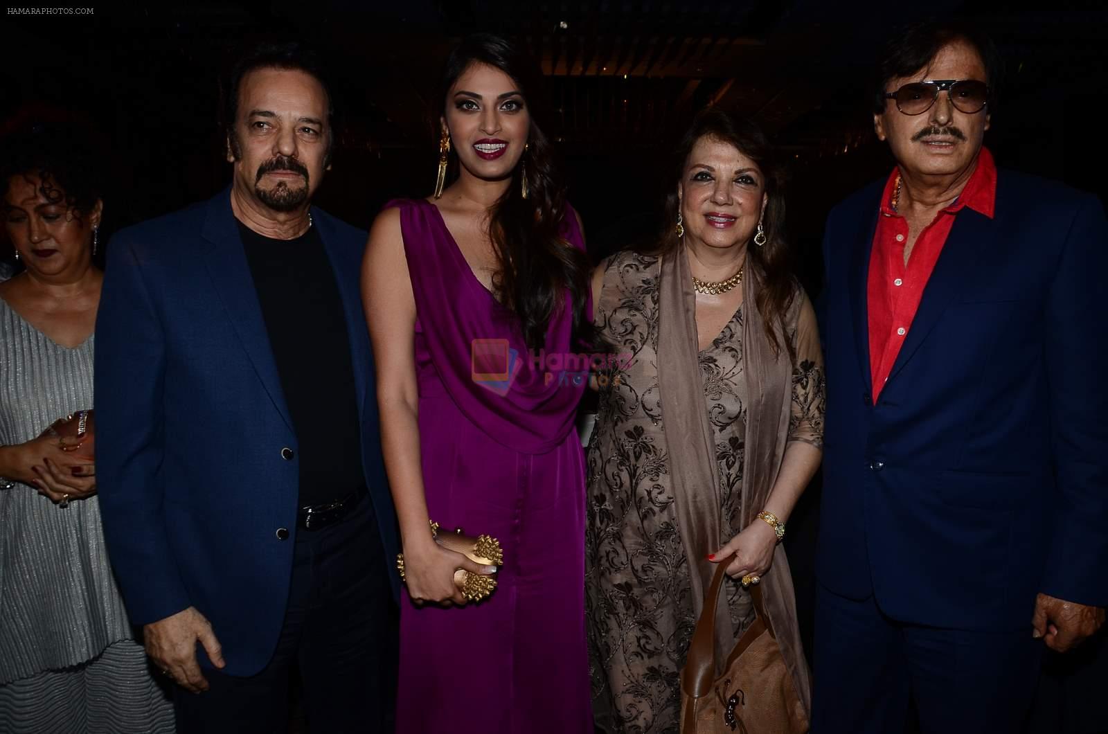 Anushka Ranjan, Akbar Khan, Zarine Khan, Sanjay Khan at Wedding Pullav film launch on 17th Aug 2015